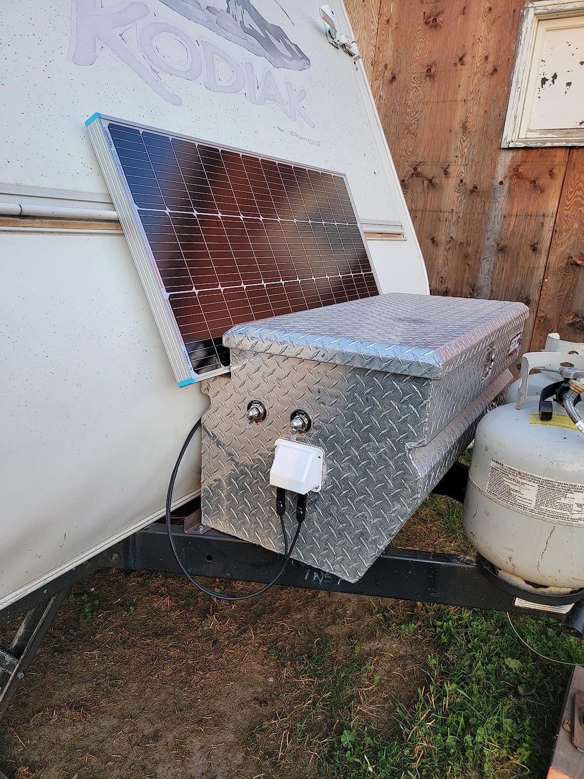 Renogy 200W 12V N-Type RV Solar Panel Kit with Adventurer 30A Controller | Adventurer 30A LCD PWM Charge Controller + Mounting Brackets for RVs, Boats, Trailers, Campers, Marine & Off - Grid Systems customer photo 2