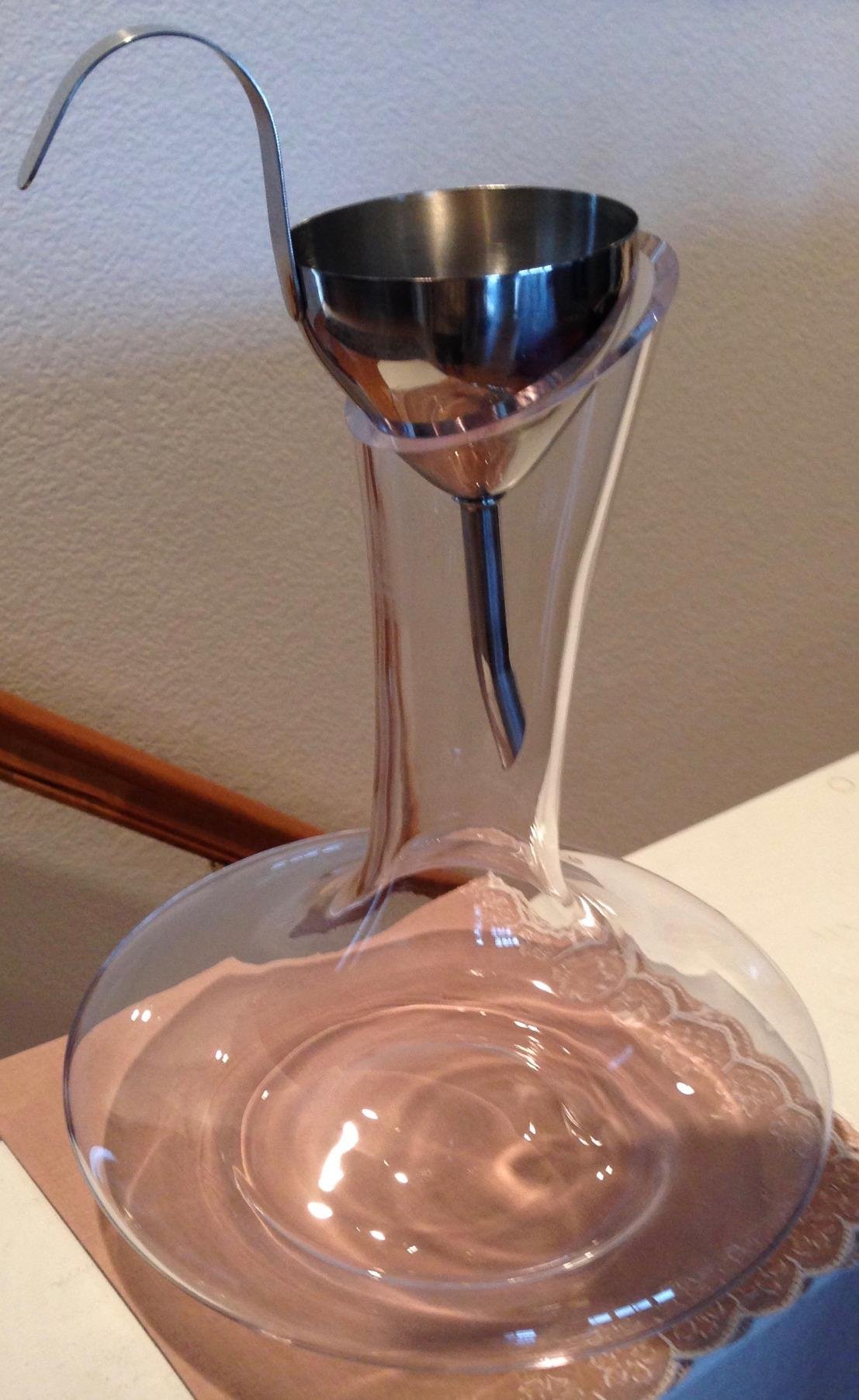 Le Chateau Large Elegant Crystal Wine Decanter with Aerator - 750ml Glass Decanter - Hand-Blown Lead-Free Clear Glass Carafe with Aerator customer photo 1