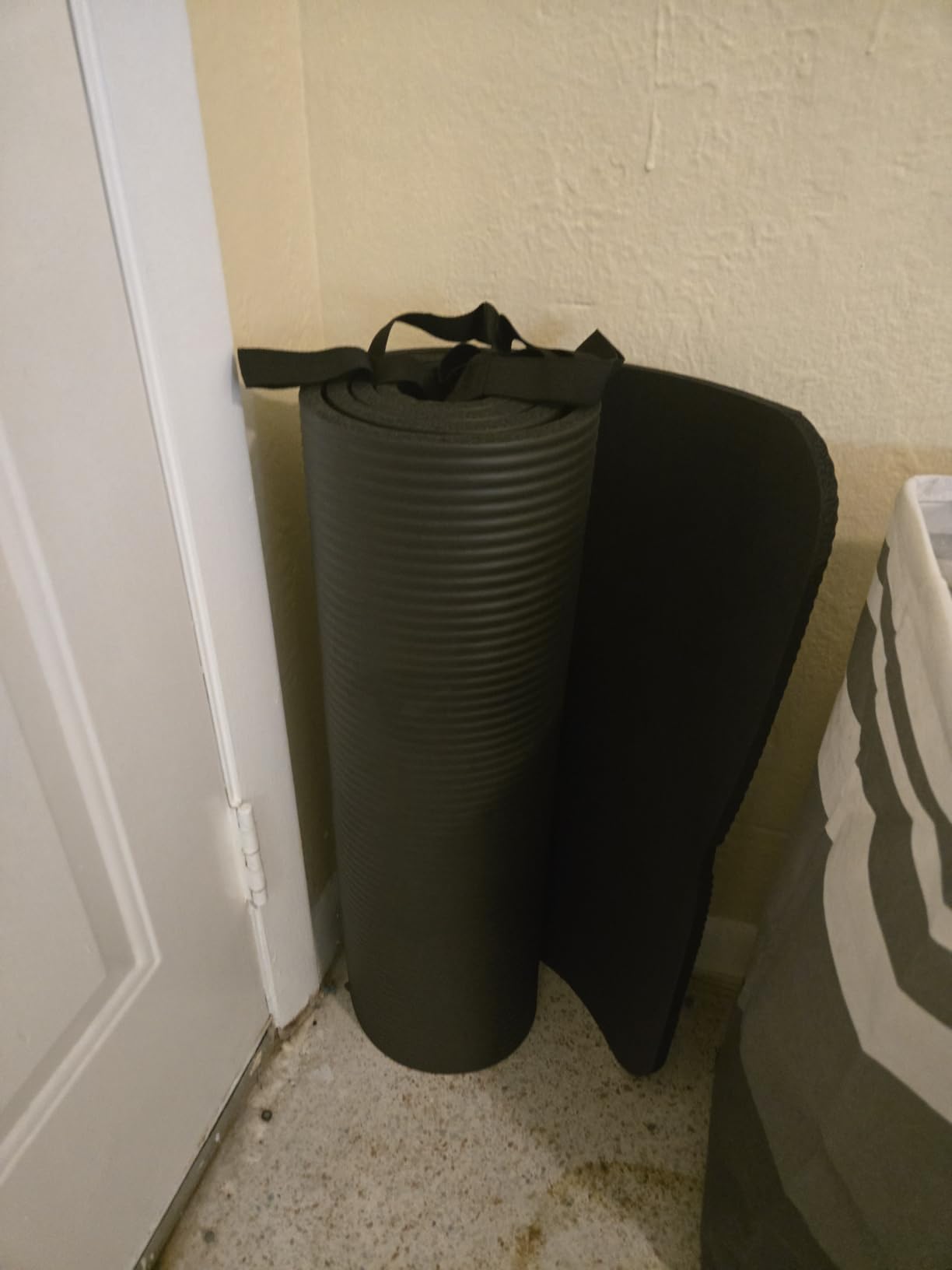 Amazon Basics Extra Thick Exercise Yoga Mat with Carrying Strap customer photo 1
