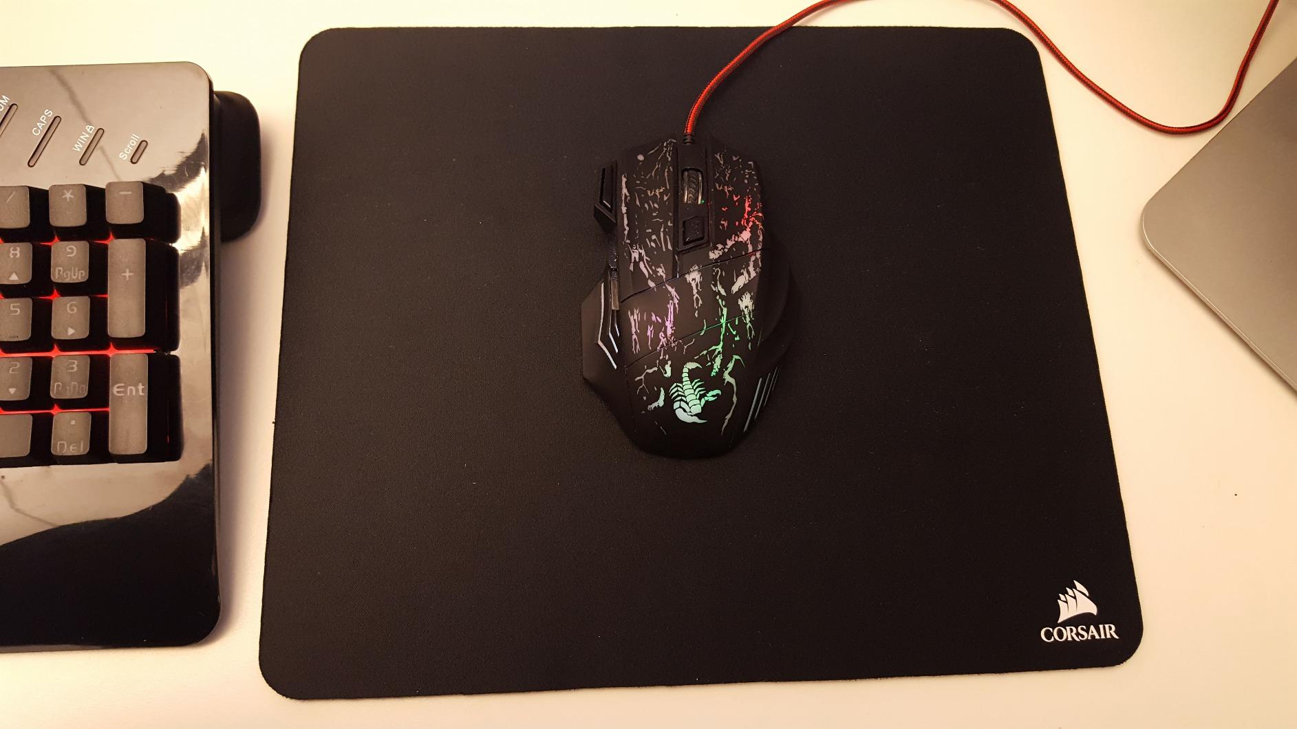 Corsair MM100 - Cloth Mouse Pad - High-Performance Mouse Pad Optimized for Gaming Sensors - Designed for Maximum Control, Black customer photo 1