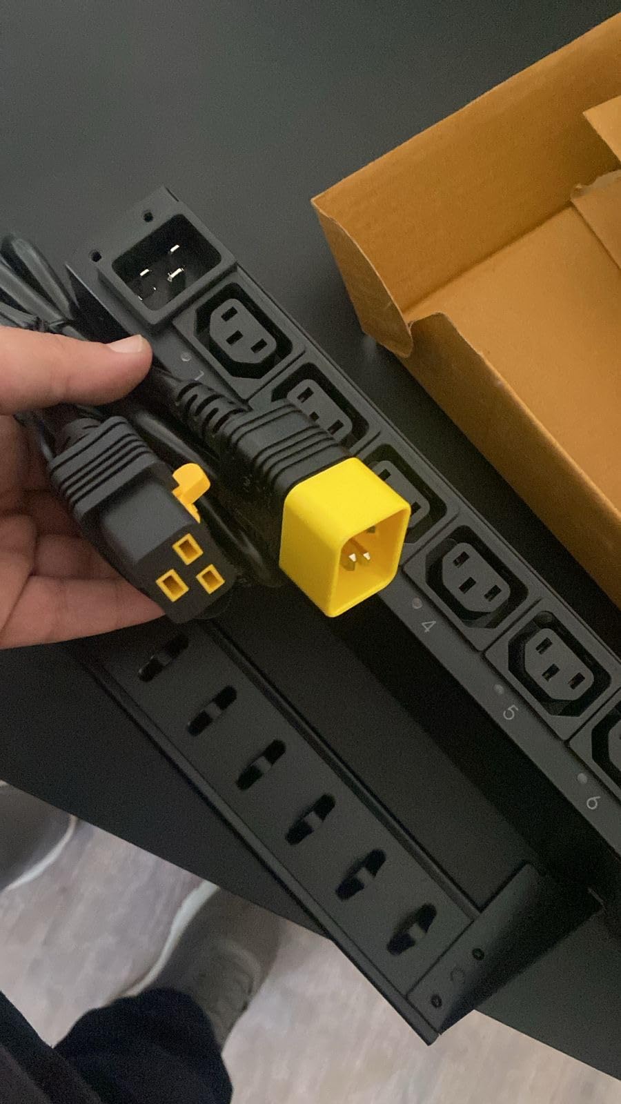 APC Rack PDU, Switched, 1U, 16A, 208/230V, (8) C13 (AP7921B) customer photo 1