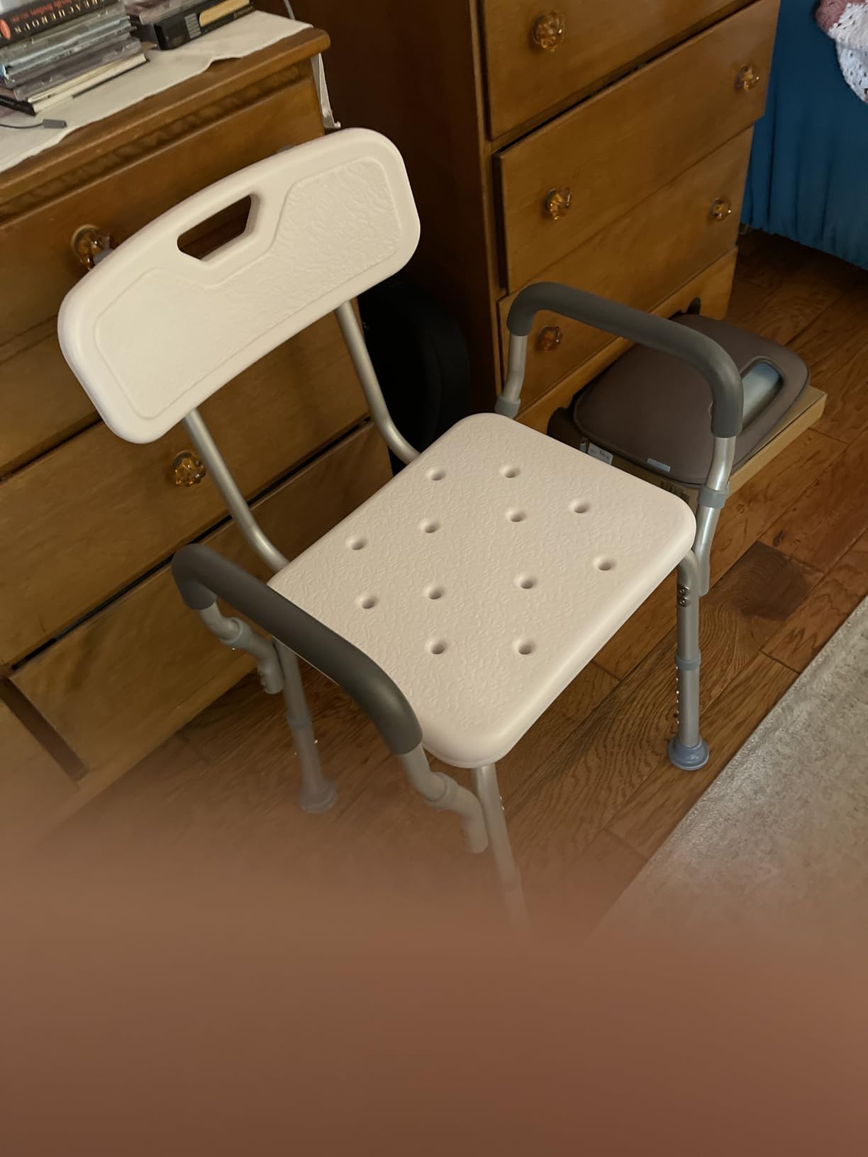 Vaunn Medical Deluxe Spa Shower Chair with Arms and Back, Bath Seat for Seniors, 450 lbs Max Weight customer photo 2