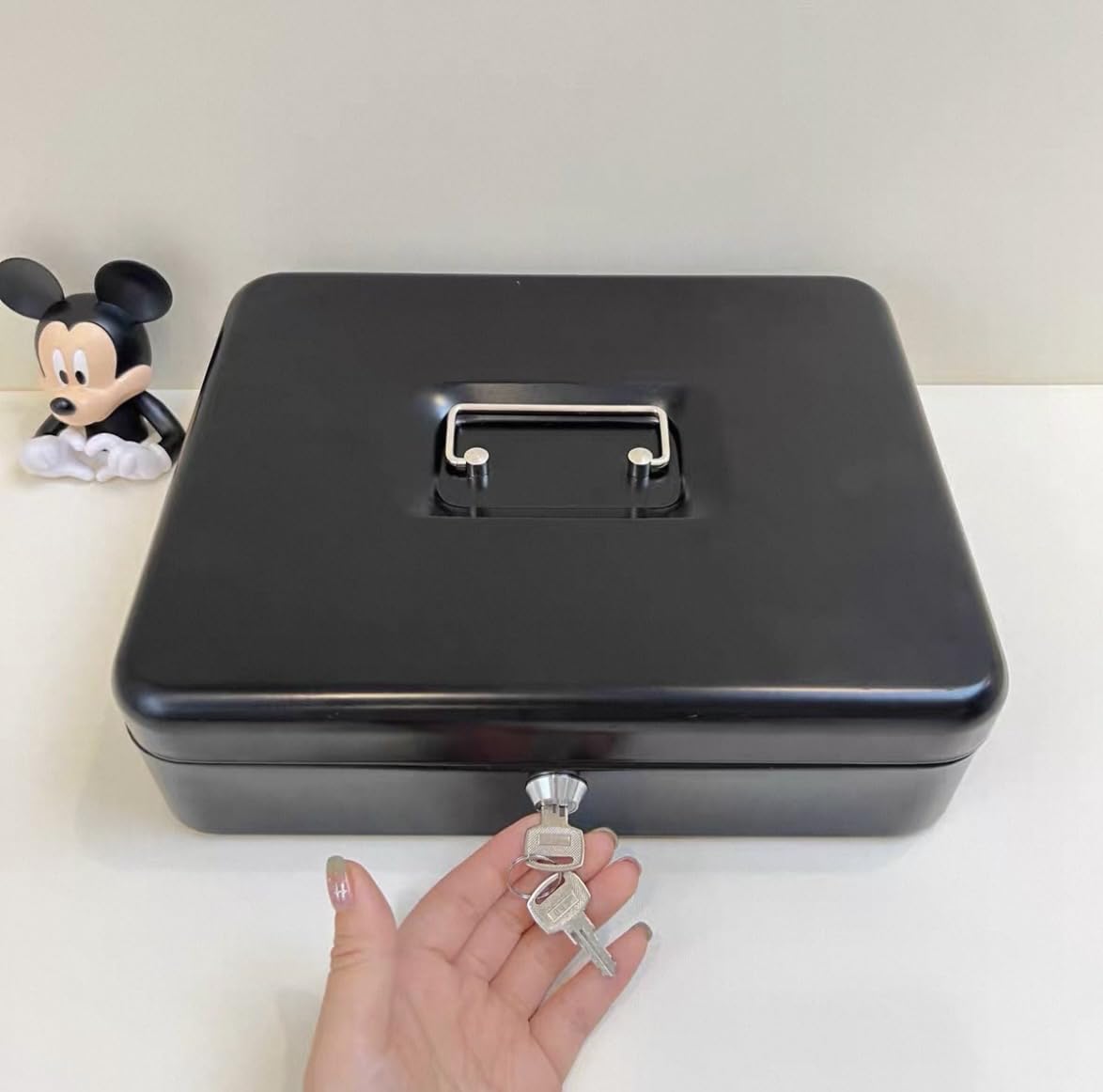 Jssmst Cash Box with Key Lock - 0.9mm Thick Metal Money Box for Garage Sales, Yard Sales and Petty Cash, Portable Cash Drawer with Coin Tray & Spill-Proof Foam Coin Cover, 4 No-Pinch Bill Clips,11.8'' customer photo 2