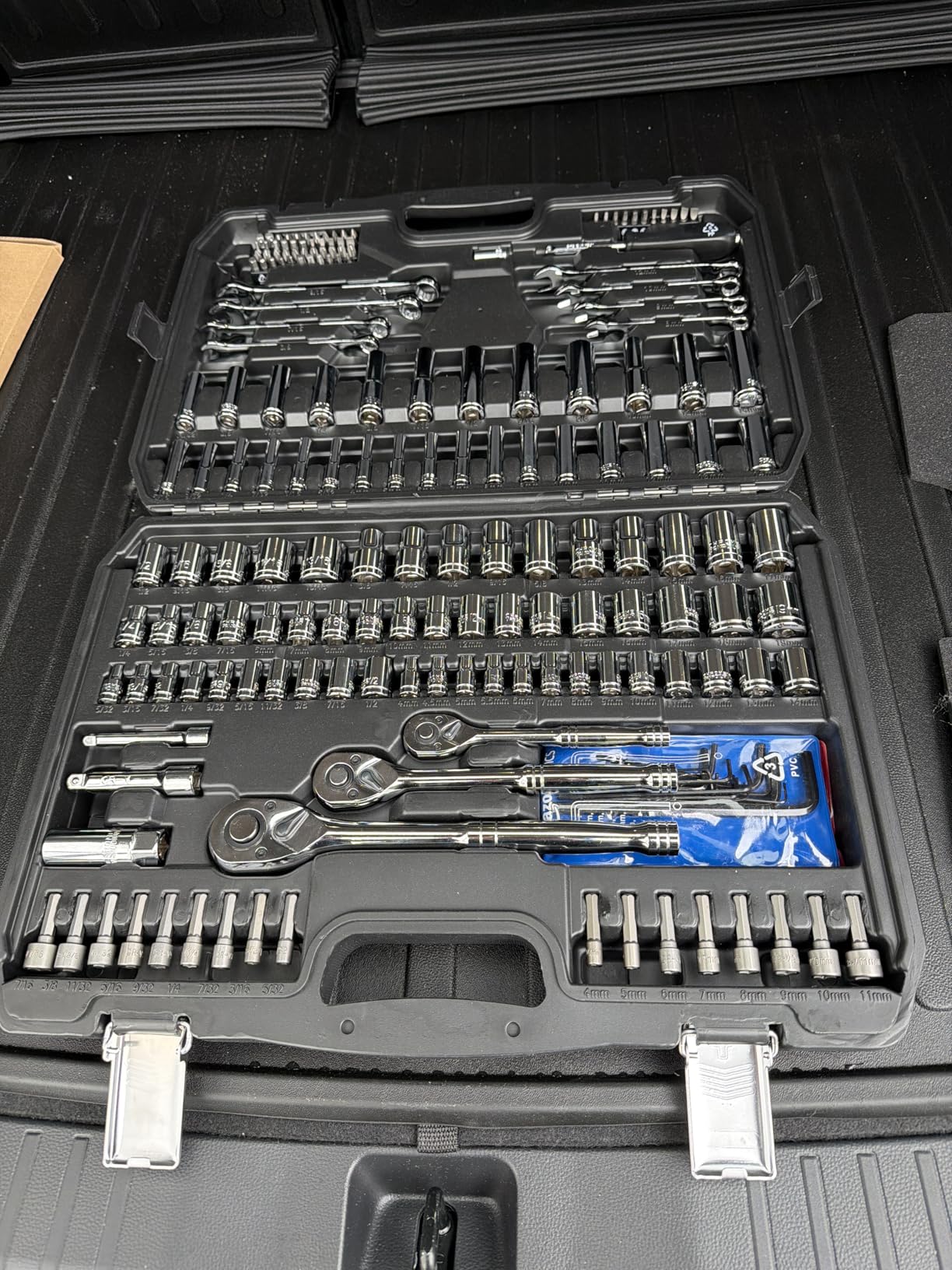 Amazon Basics 201-Piece Mechanic's Socket Tool Set With Case, SAE and Metric Sizes, Chrome-Vanadium Steel, Portable customer photo 1