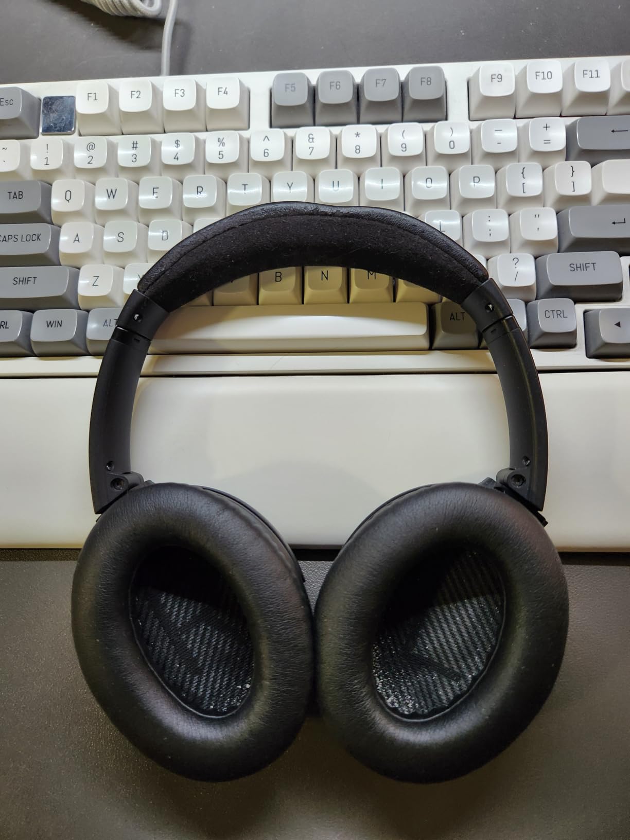 Bose QuietComfort 35 II Noise Cancelling Bluetooth Headphones- Wireless, Over Ear Headphones with Built in Microphone and Alexa Voice Control, Silver customer photo 1