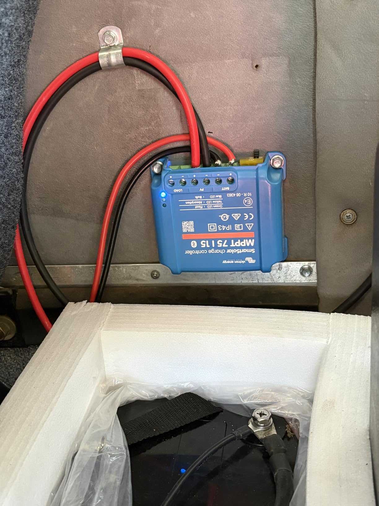 Victron Energy SmartSolar MPPT Solar Charge Controller 75V, 15A, 12/24V customer photo 2