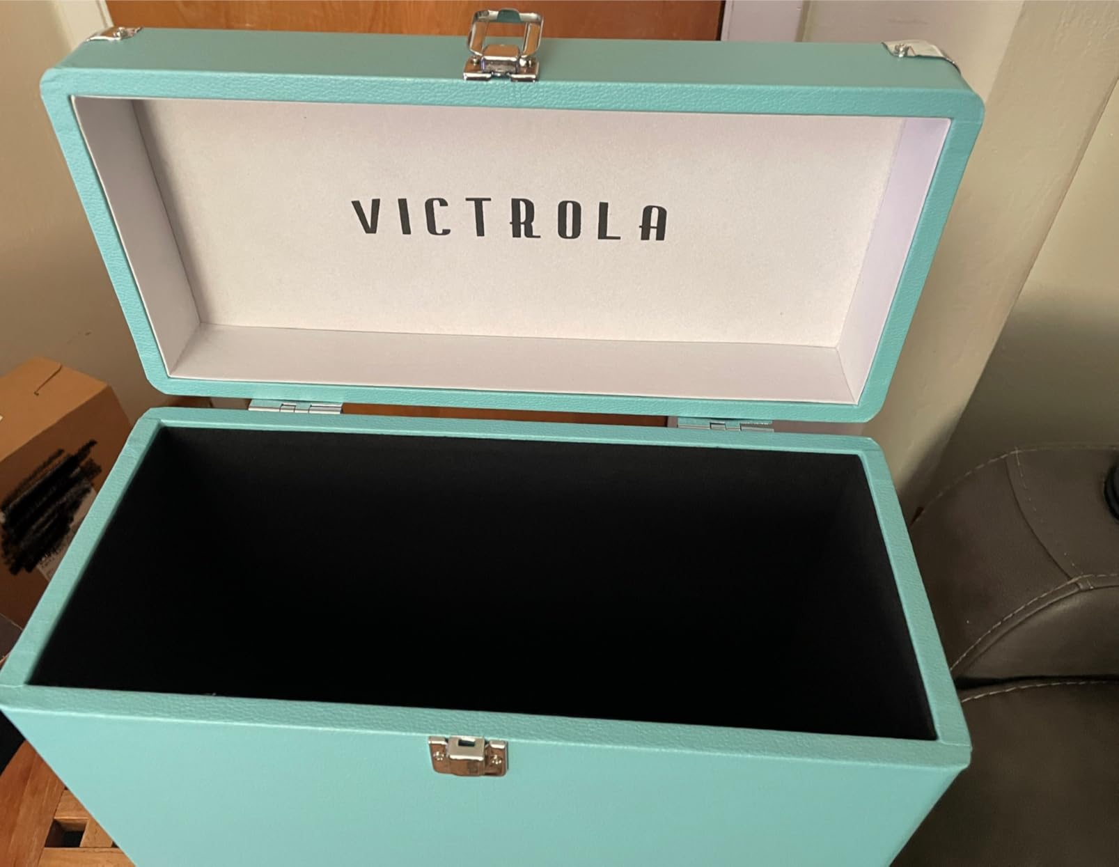 Victrola Collector - Vinyl Record Storage Case, Holds 30+ LPs - Black customer photo 2