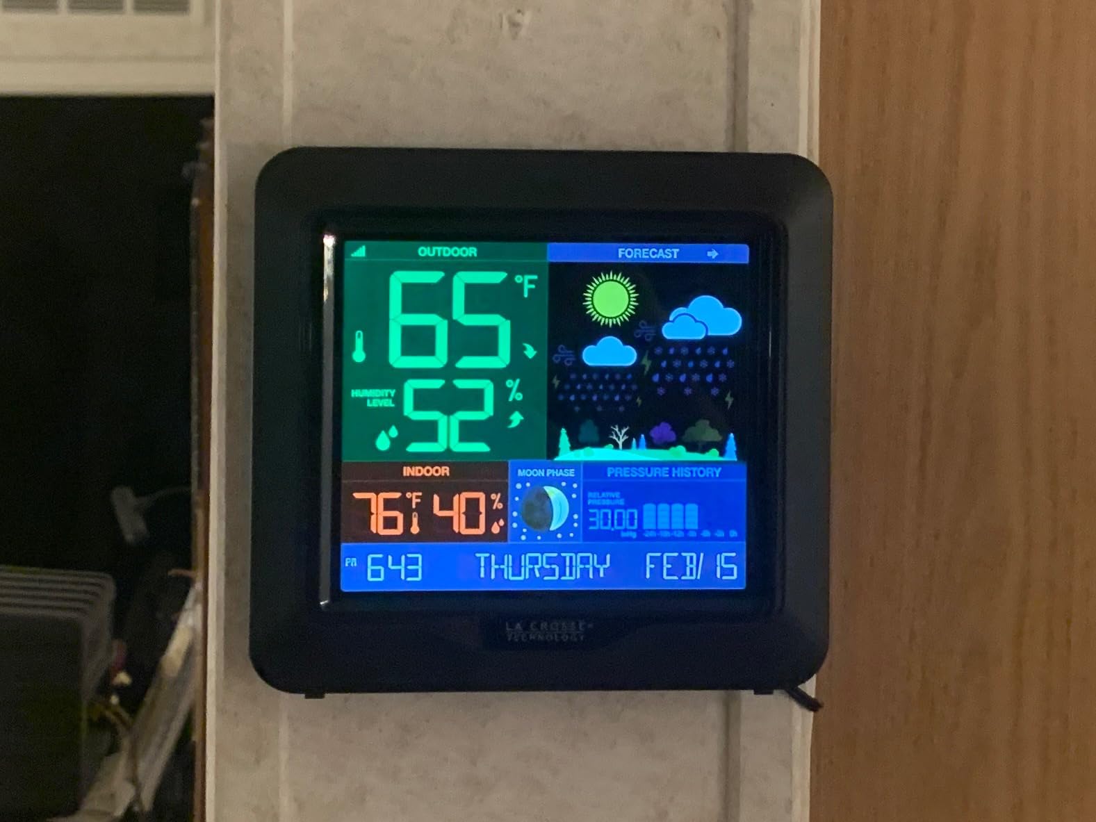 S84107 Wireless Color Forecast Station with Pressure & Atomic Time | Seasonal scenes, HI/LO records customer photo 2