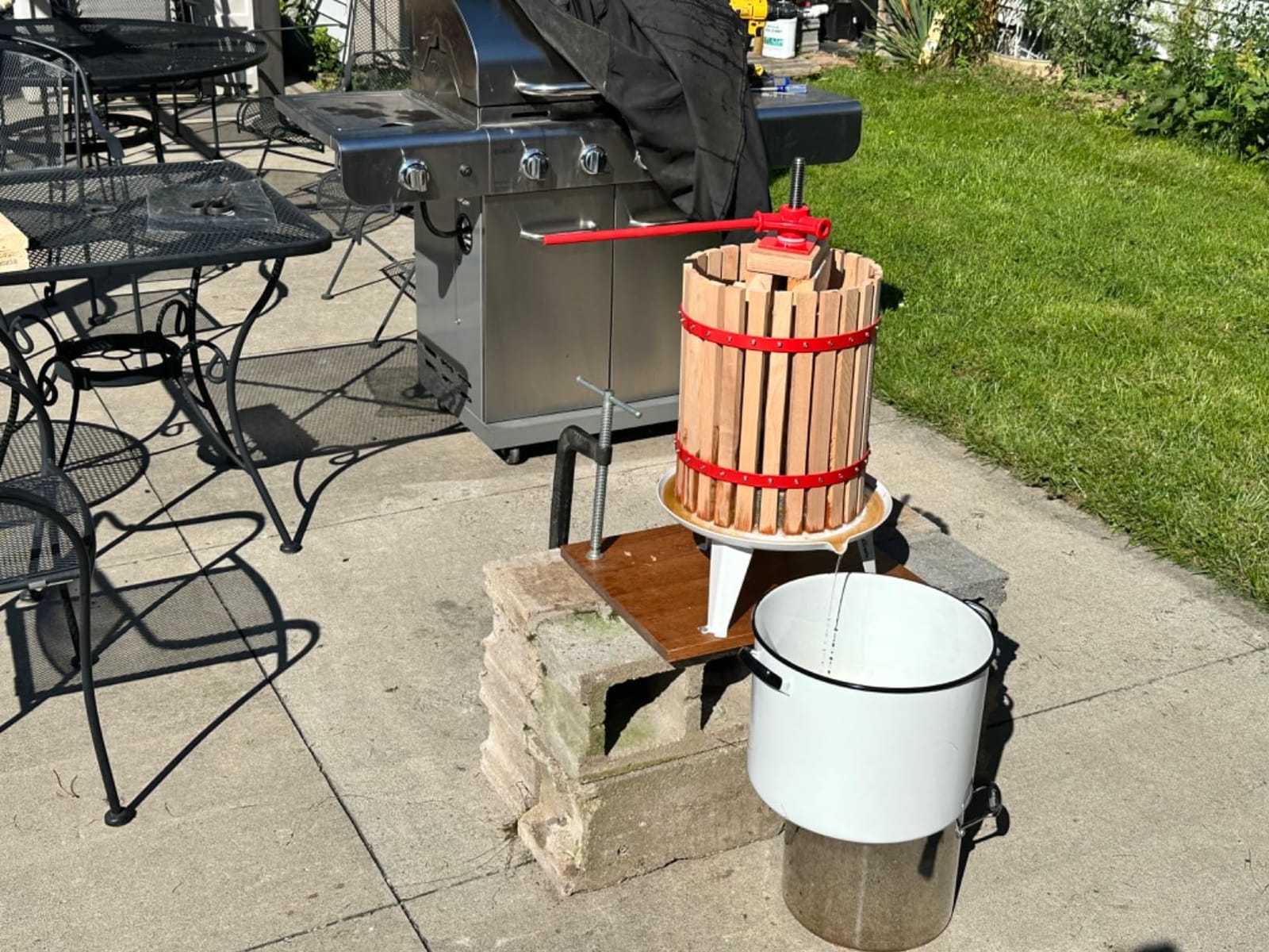 4.75 Gallon Fruit and Wine Press, Manual Cider Juice Maker with Solid Beech Wood Basket & Heavy-Duty Stand for Apples, Grapes, Berries customer photo 1