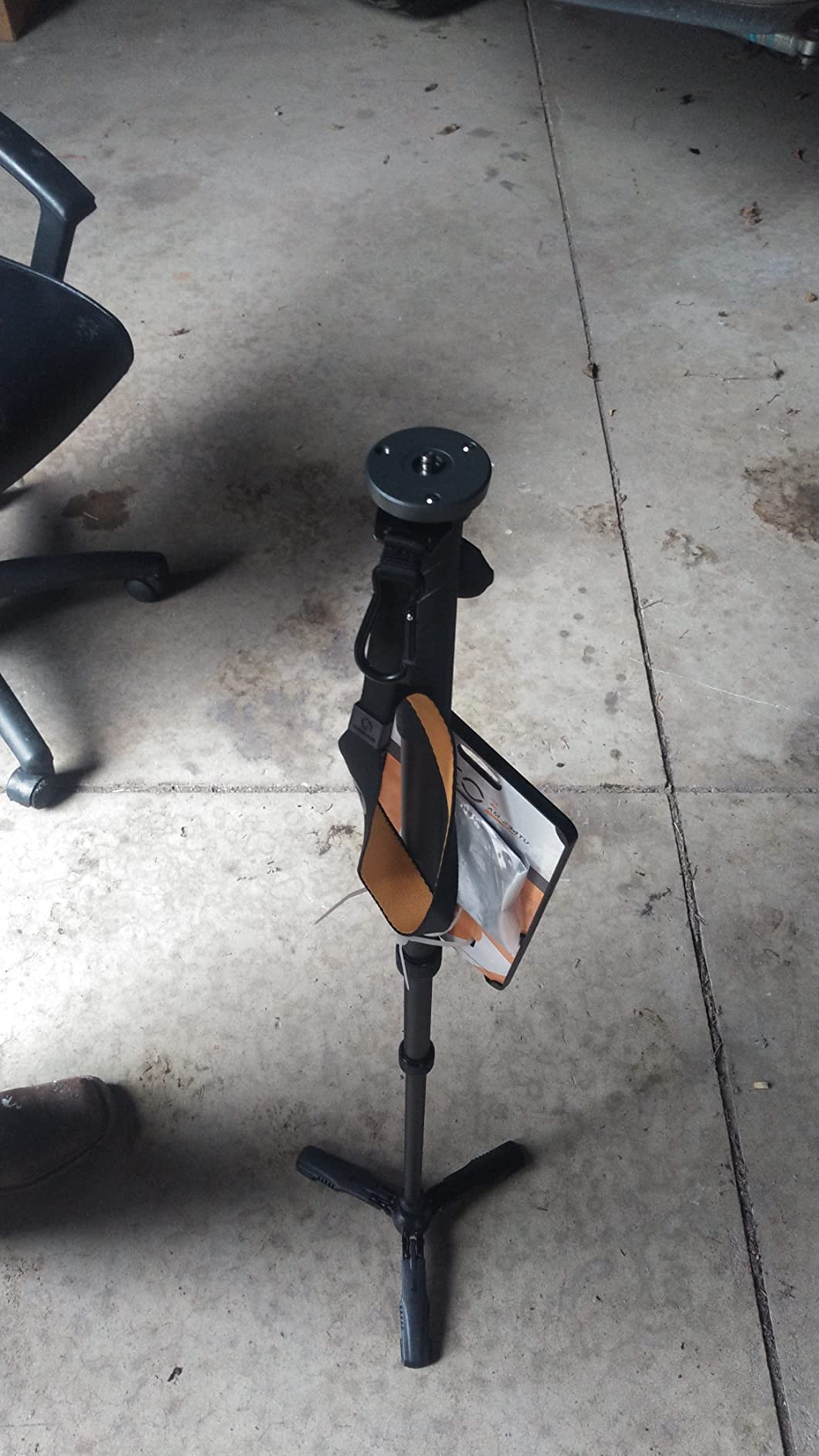 Vanguard VEO 2 AM-234TU Shooting Stick, Tri-Stand Base with Ball Joint, Rotating and Removeable U Shaped Yoke, Gray customer photo 2