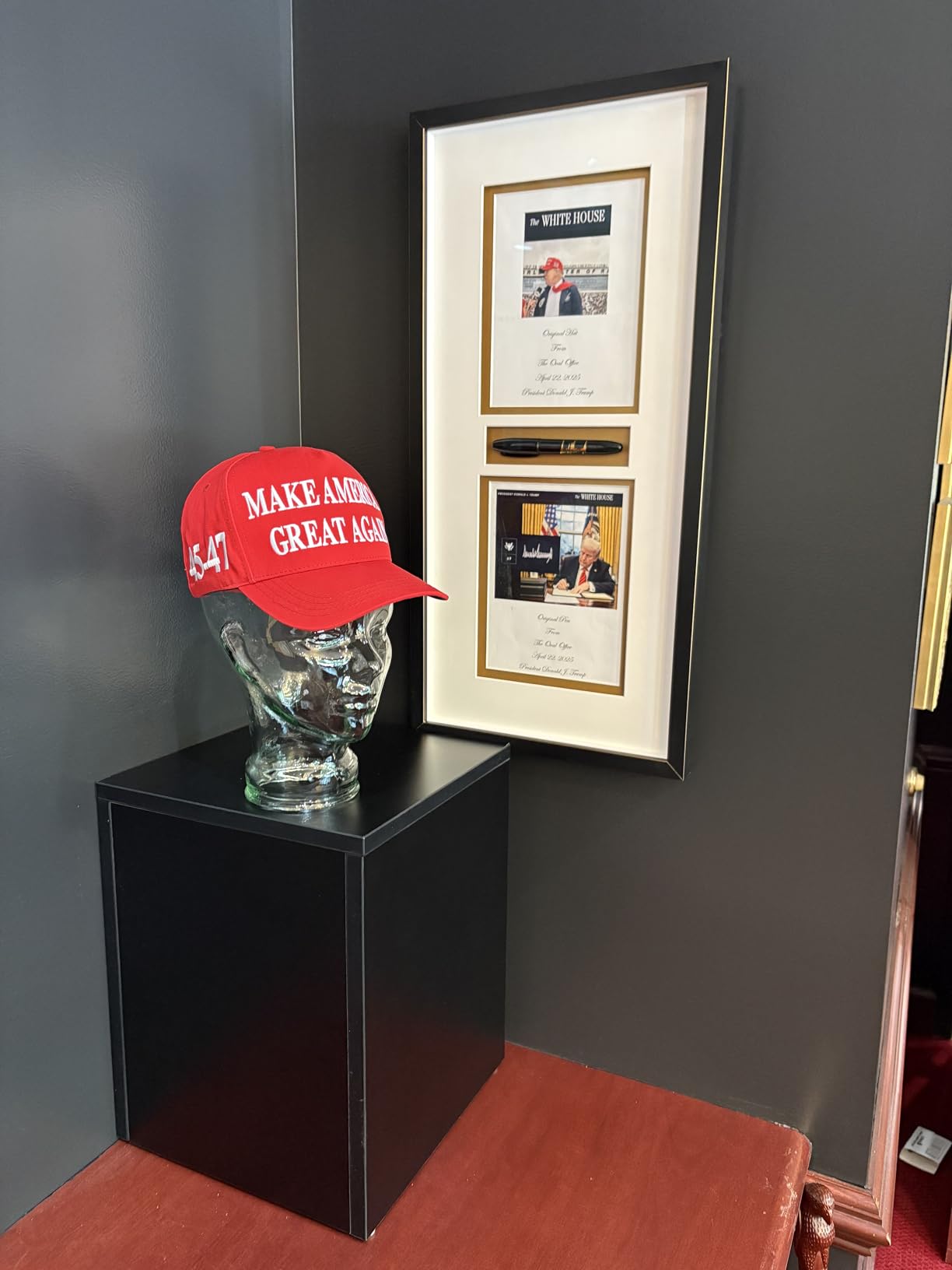 Displays2go Black Display Pedestal Stand, 36