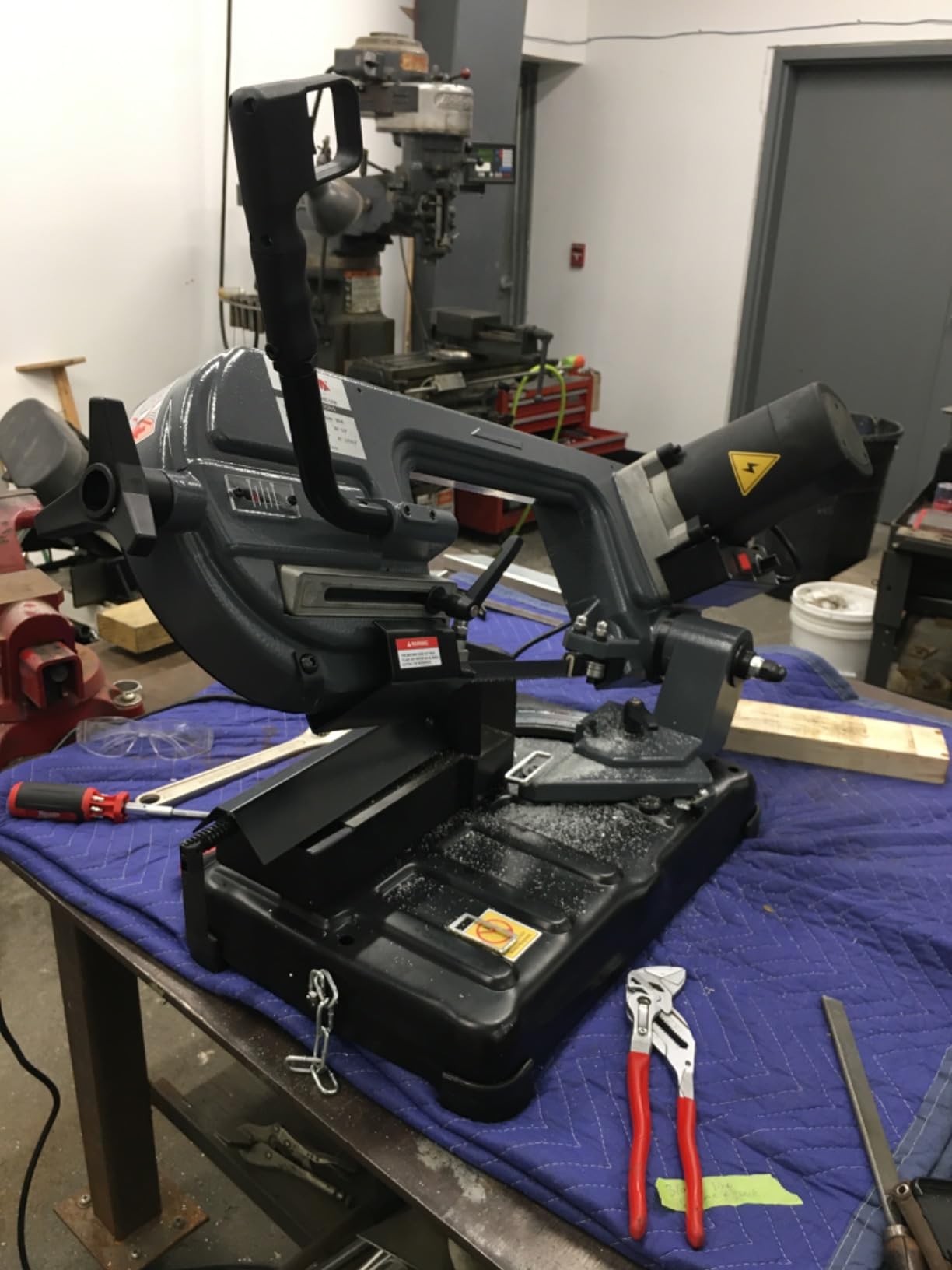 ​KAKA Industrial Benchtop Metal Cutting Band Saw 1000W, 40-88MPM Blade Speed, 0°-45° Adjustable Table, 3.3