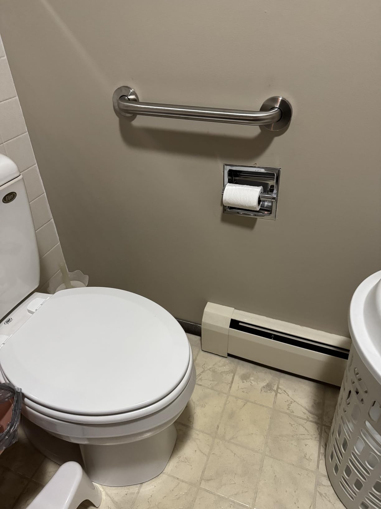Amazon Basics Bathroom Handicap Safety Grab Bar, 24-inch Length, 1.25 Inch Diameter, Shower, 500LBs Capacity, ADA Compliant, Stainless Steel customer photo 1
