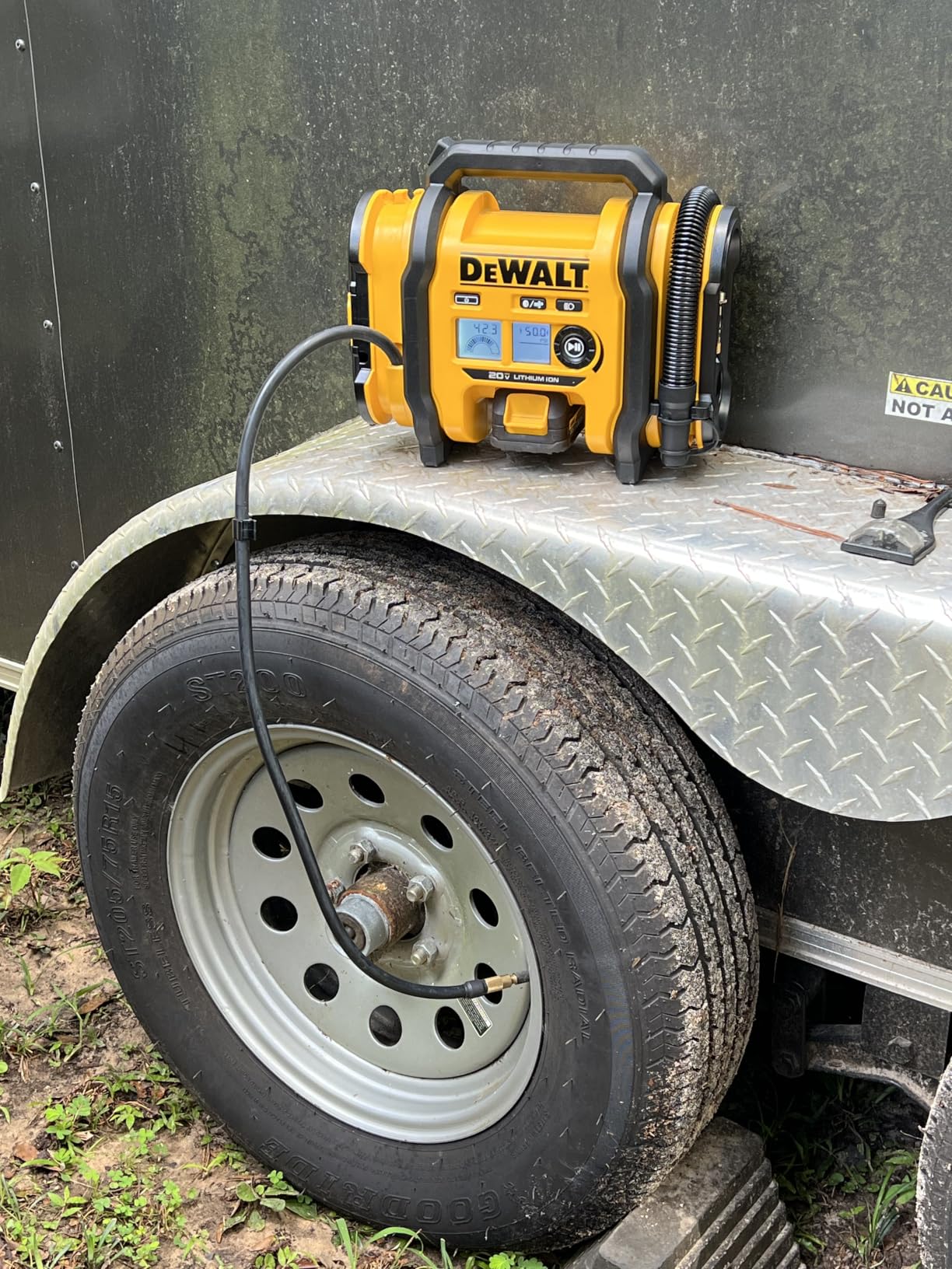 DEWALT Tire Inflator Portable Air Compressor 20V MAX, Car Air Pump with Automatic Shut Off, LED Light, Tool Only (DCC020IB) customer photo 1