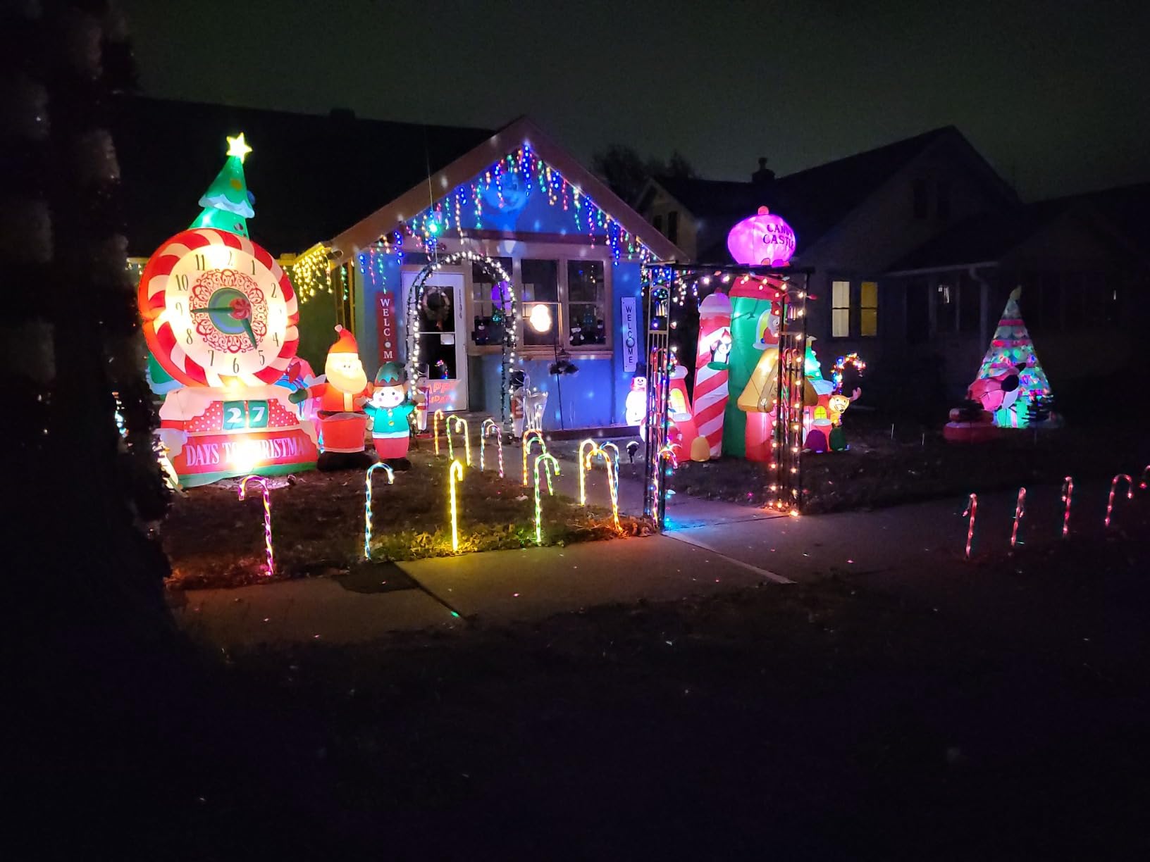 [Flash Light] 10FT Tall Christmas Inflatable Outdoor Decoration Candy Castle with Santa Gingerbread and Penguin, Christmas Blow Up Candy Castle Inflatables for Xmas Outdoor Decorations customer photo 2