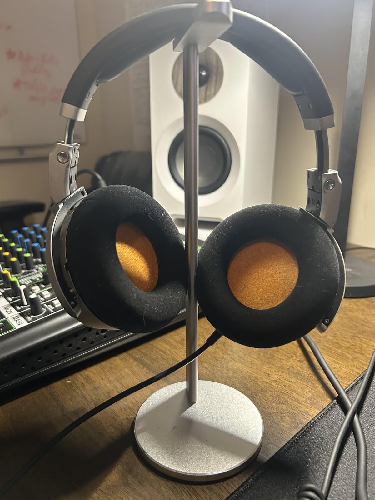 Neumann NDH 20 Closed-Back Studio Headphones customer photo 2