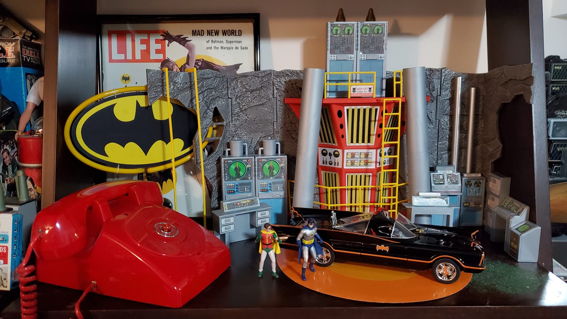 Jada DC Comics 1:18 1966 Classic TV Series Batmobile Light-Up Die-cast Car with 3
