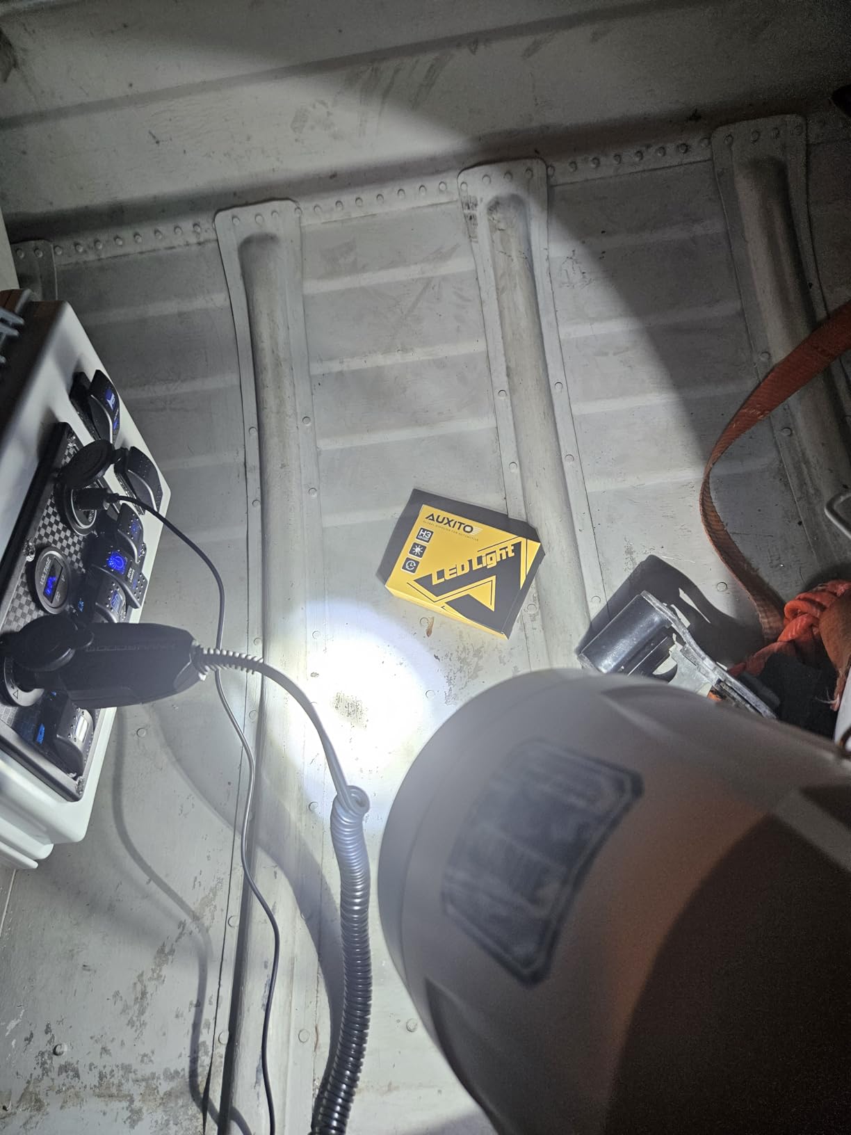 Marine Spotlight for Boats 12 Volt DC Corded Handheld Glare-Free Halogen Spotlight 1400 Lumens 1837ft Beam Distance 9924-H202-01 customer photo 2