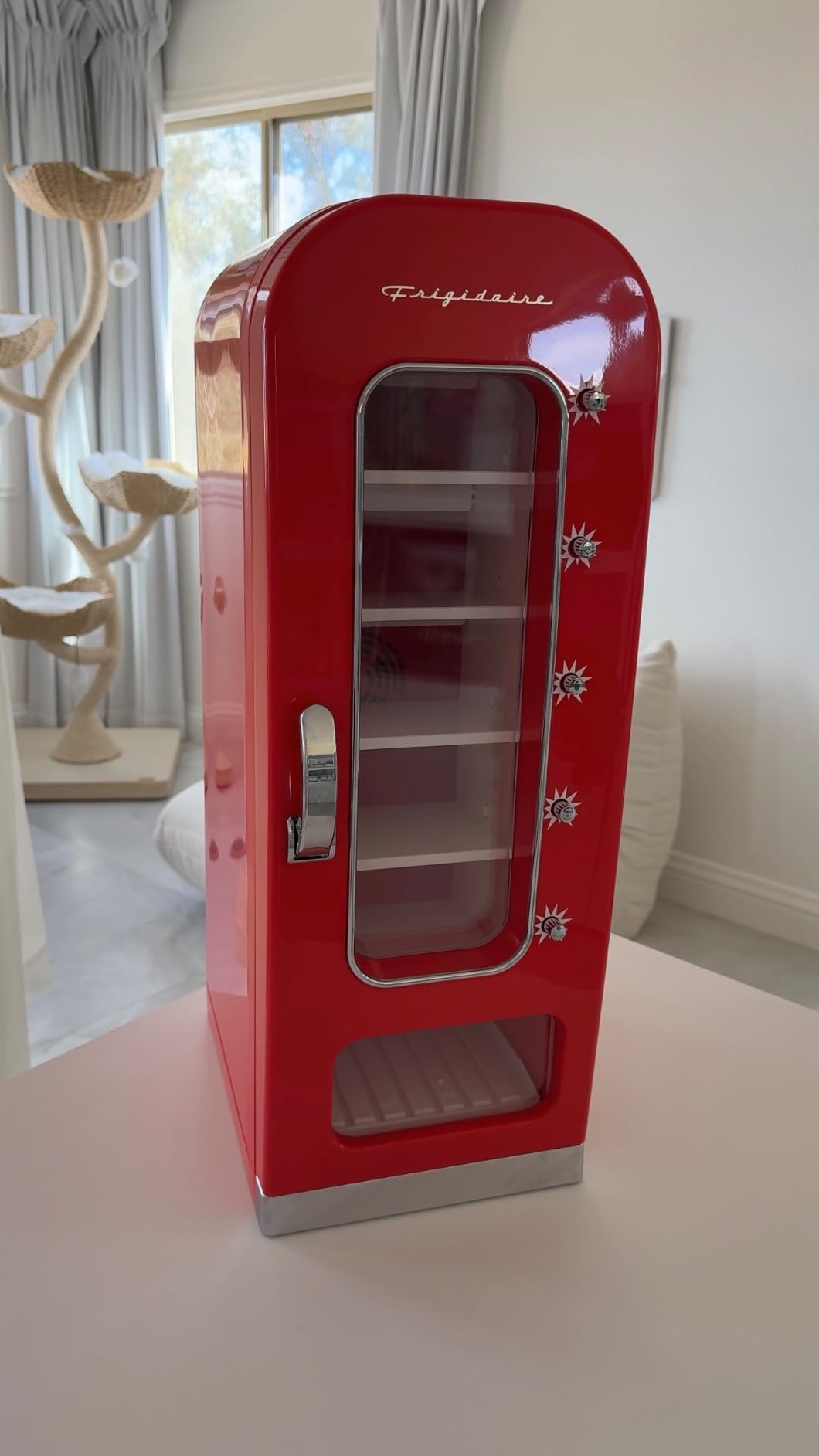 Frigidaire Retro Mini Vending Machine for Room Perfect for Office, Dorm Rooms, Bar or Home, Mini Fridge 10 Can Soda Vending Machine, Red customer photo 1