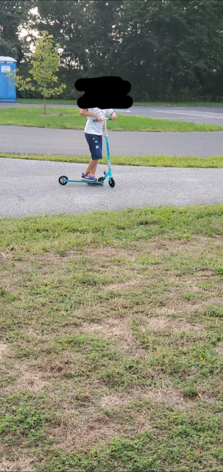 Mongoose Trace Kick Scooter for Youth Adult Boys and Girls, Quick-Release, Lightweight & Easy Folding Scooter, Bike Style Grips, Supports 176 lb Up to 220 lbs customer photo 1