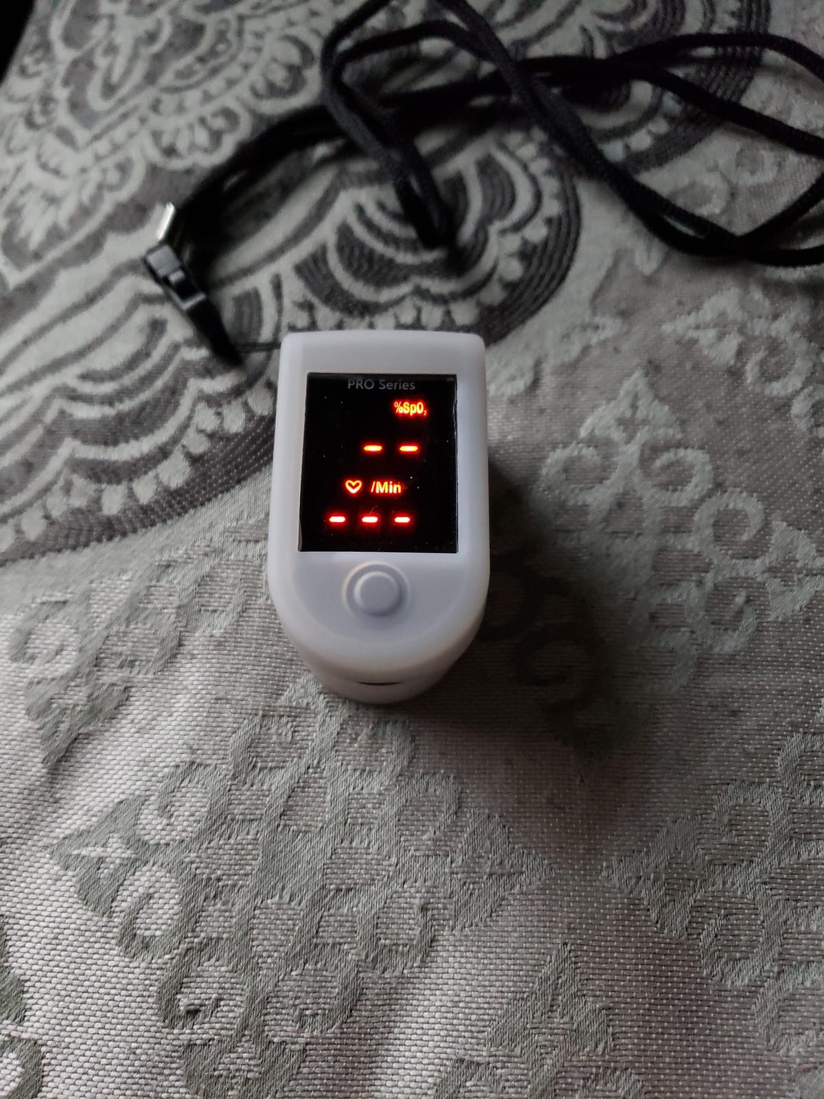 Zacurate 500 Series Fingertip Pulse Oximeter Blood Oxygen Saturation Monitor with Silicon Cover, Batteries and Lanyard, Royal Black customer photo 2