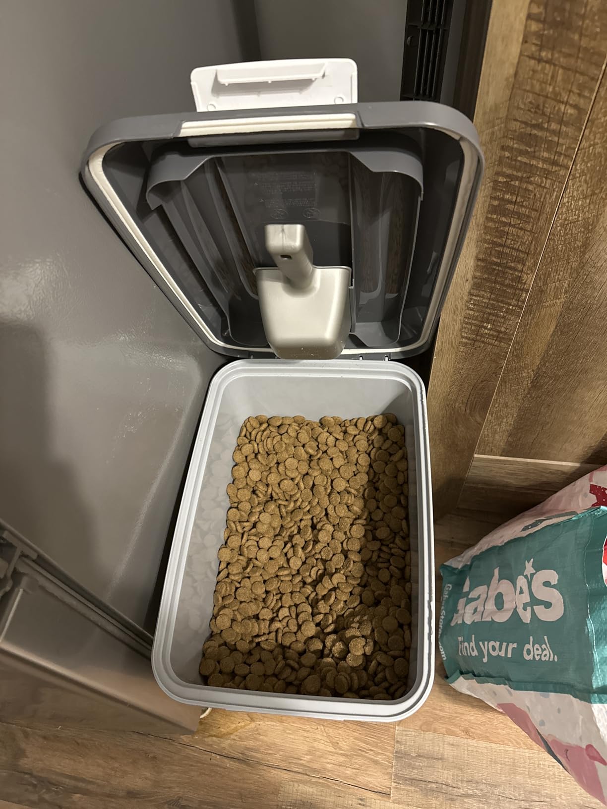 IRIS USA Dog Food Storage Container, Up to 30 lbs, Navy/Pearl, Made in USA | Wheels for Mobility, Airtight Seal, BPA-Free, Best for Bird Seed, Cat food, Cat Litter, Chicken Feed, Pellets customer photo 2