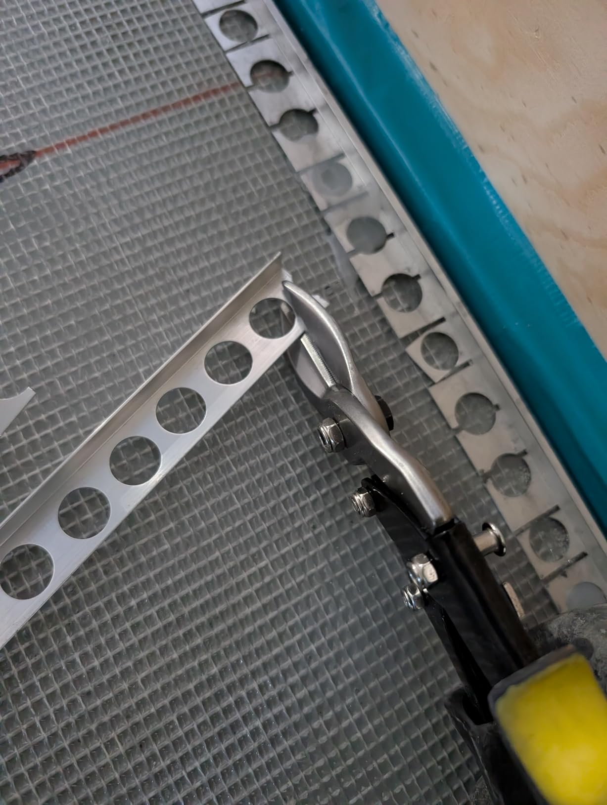 Amazon Basics Straight Cut Aviation Tin Snips, Metal Cutters with Safety Latch customer photo 1