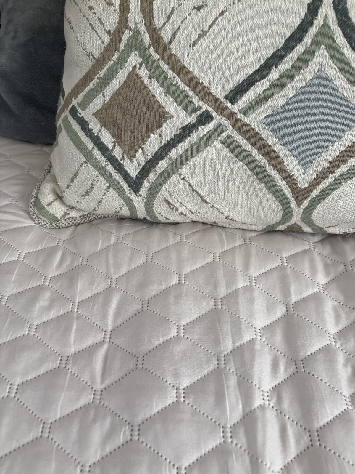 Exclusivo Mezcla Reversible King Size Quilt Bedding Set, Grey customer photo 1