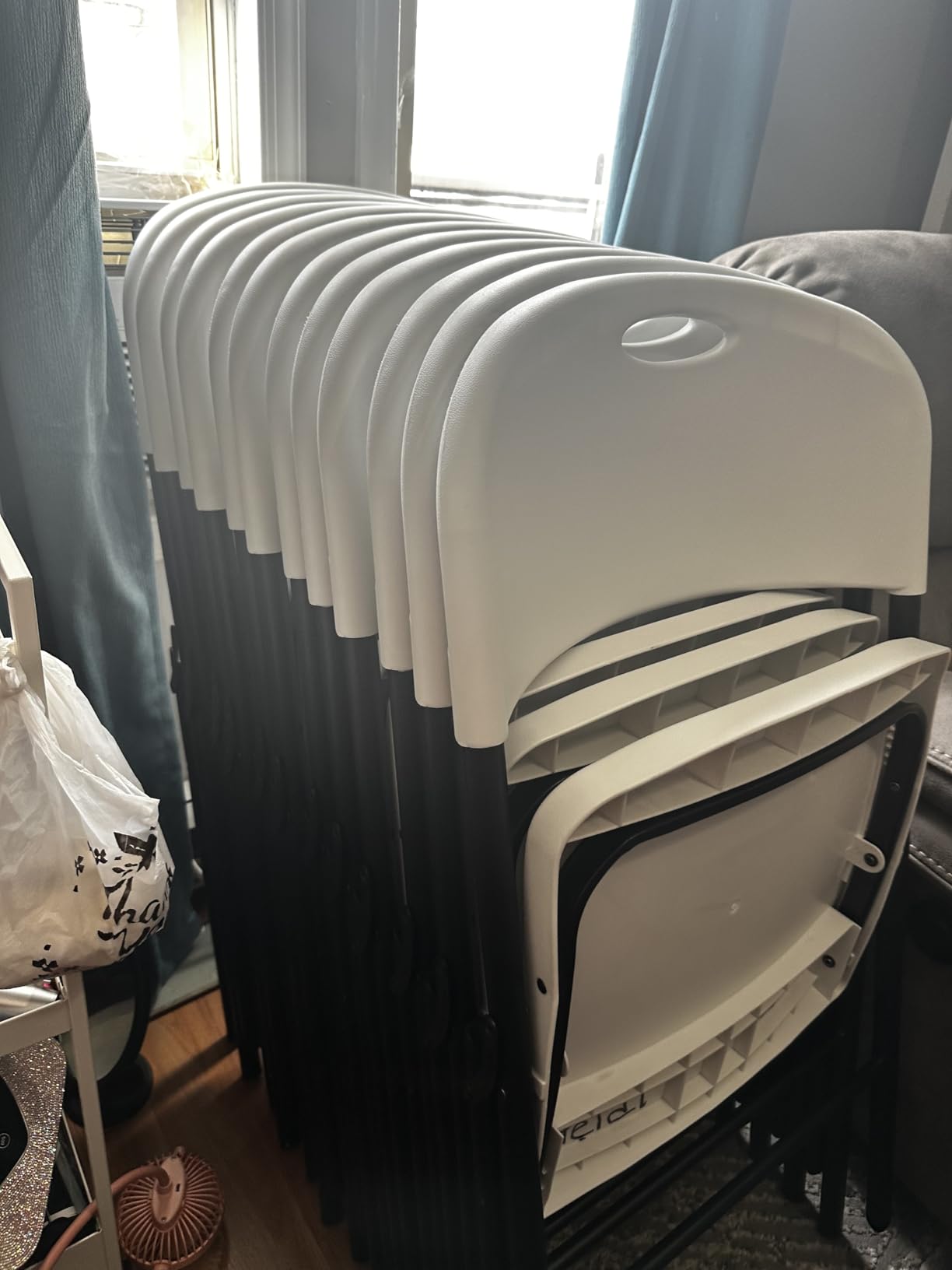 Amazon Basics Sturdy Foldable Portable Plastic Chair, 350-Pound Capacity, Space Saving for Events and Seating, White, 6-Pack customer photo 2