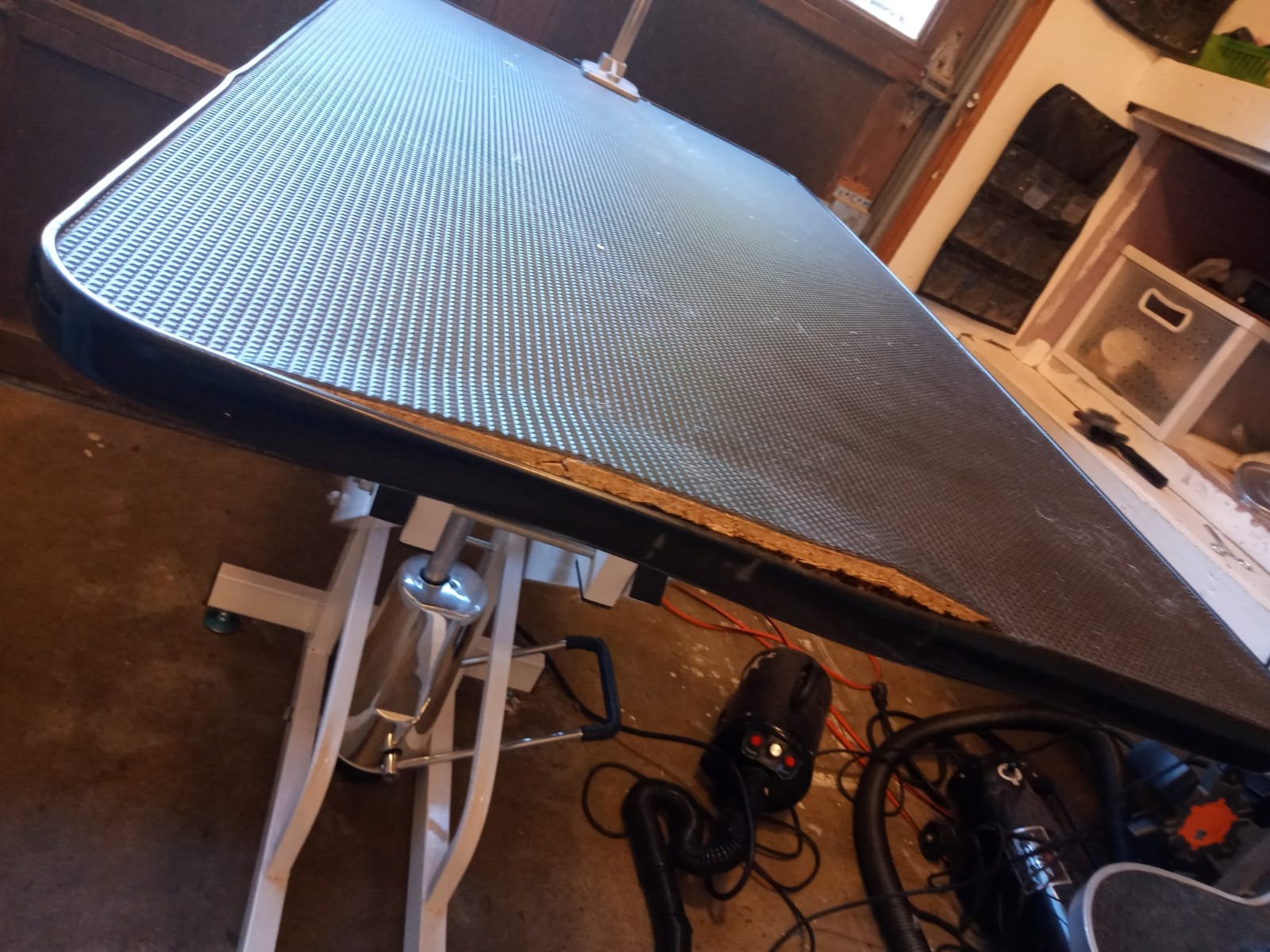 42.5 Inch Hydraulic Pet Dog Grooming Table Drying Table Heavy Duty Stainless Steel Frame with Adjustable Arm and Noose 330 lbs Capacity Height Range 21-36 Inch customer photo 1