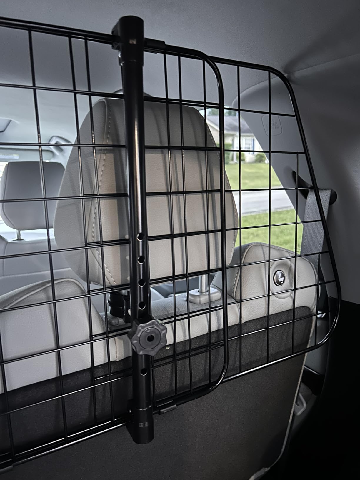 Amazon Basics Adjustable Dog Car Barrier for Vehicles, 59.72 x 5.20 x 16.46 in, Black customer photo 2