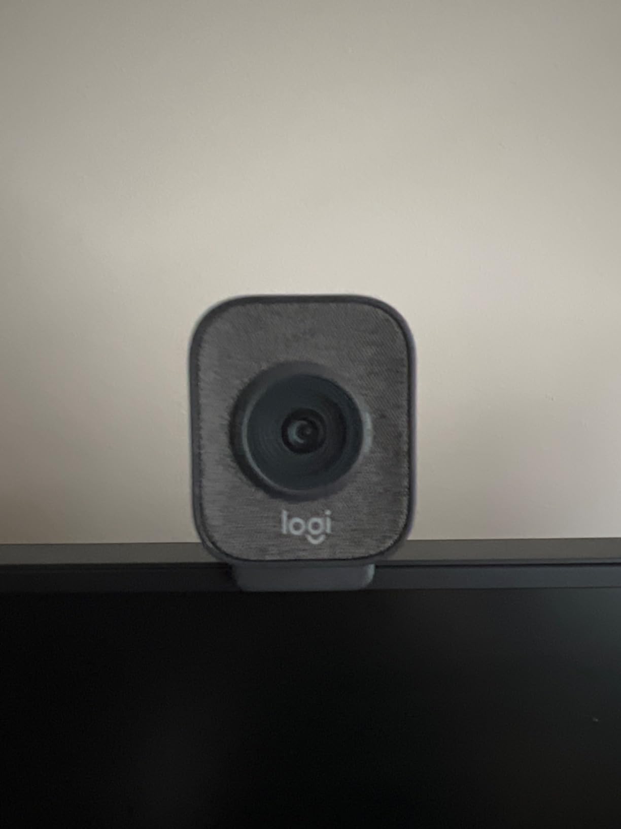 Logitech StreamCam Premium Webcam for Streaming and Content Creation, Full HD 1080p 60 fps, Works with Microsoft Teams, Google Meet, Zoom, Nintendo Switch 2's new GameChat mode, for PC/Mac - Graphite customer photo 2