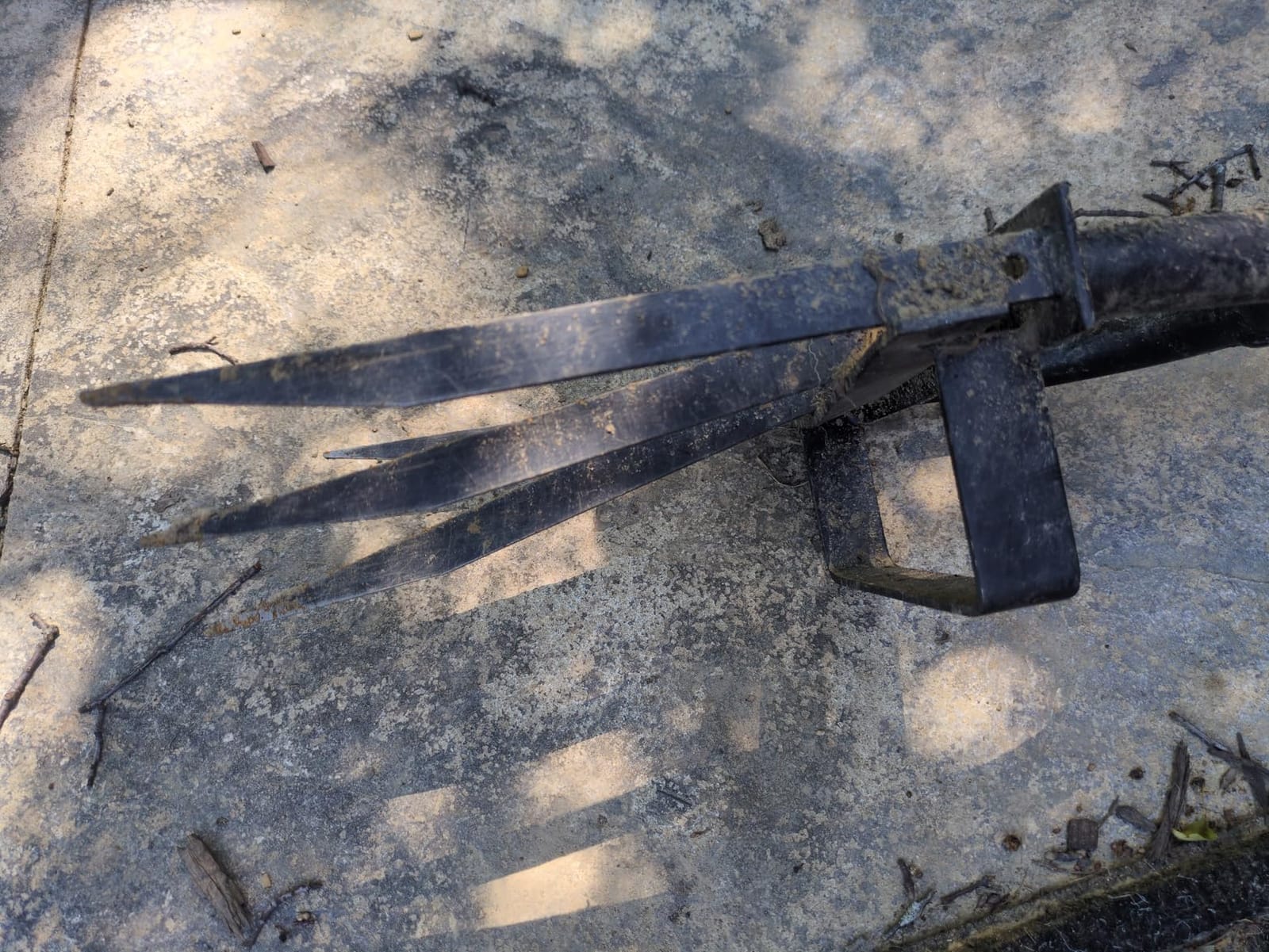 5-Tine Heavy Duty Pitch Fork for Gardening - Long Handled Digging Fork Garden Claw Weeder customer photo 2
