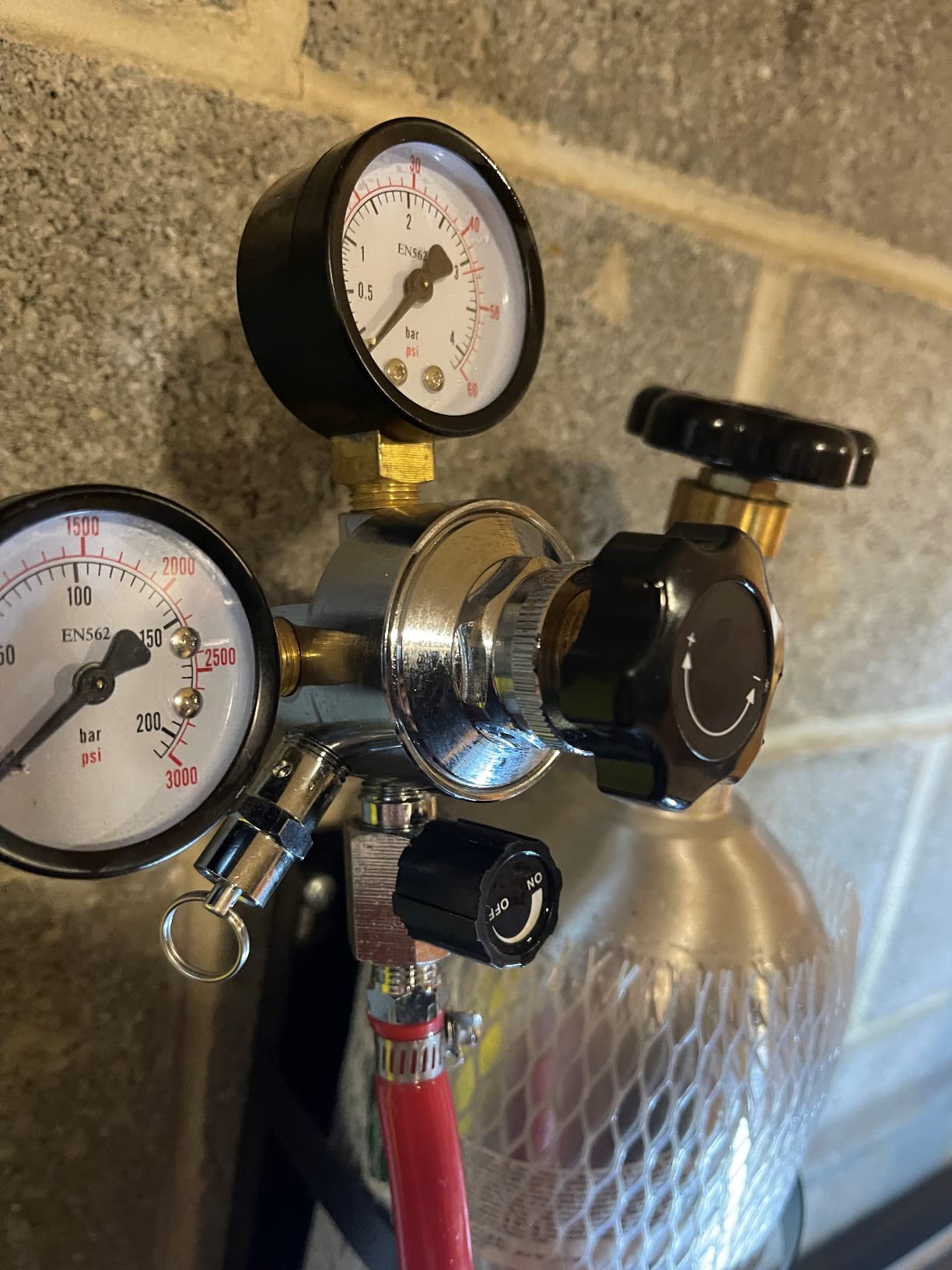 FERRODAY Dual Gauge Co2 Regulator, 0-60PSI Beer Co2 Regulator for Kegerator | CGA-320 Kegerator Gas Regulator with 0-3000 PSI Tank Pressure, Dual-Stage Beer Keg Regulator with 2 Clamps & Gaskets Sealing customer photo 1