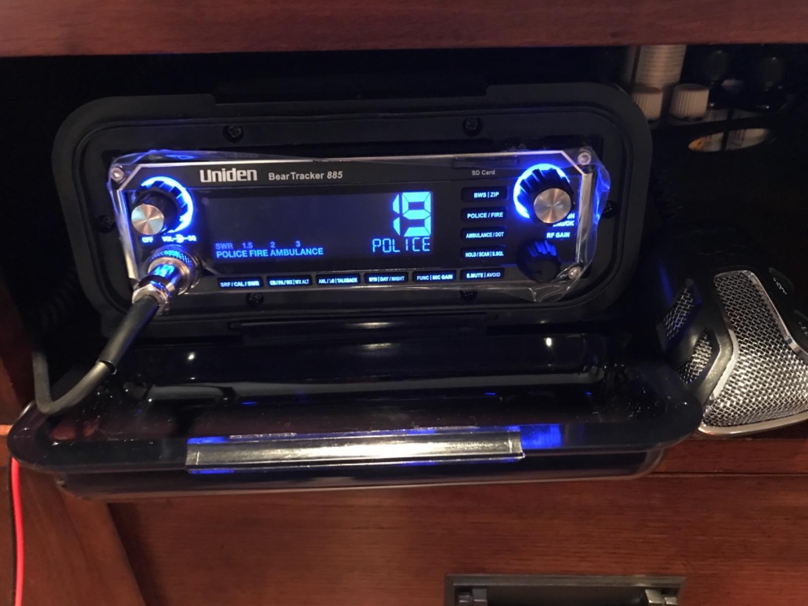 Uniden BEARTRACKER 885 Hybrid Full-Featured CB Radio + Digital TrunkTracking Police/Fire/Ambulance/DOT Scanner w/ BearTracker Warning System Alerts, 40-channel CB, 4-Watts power, 7-color display. customer photo 1