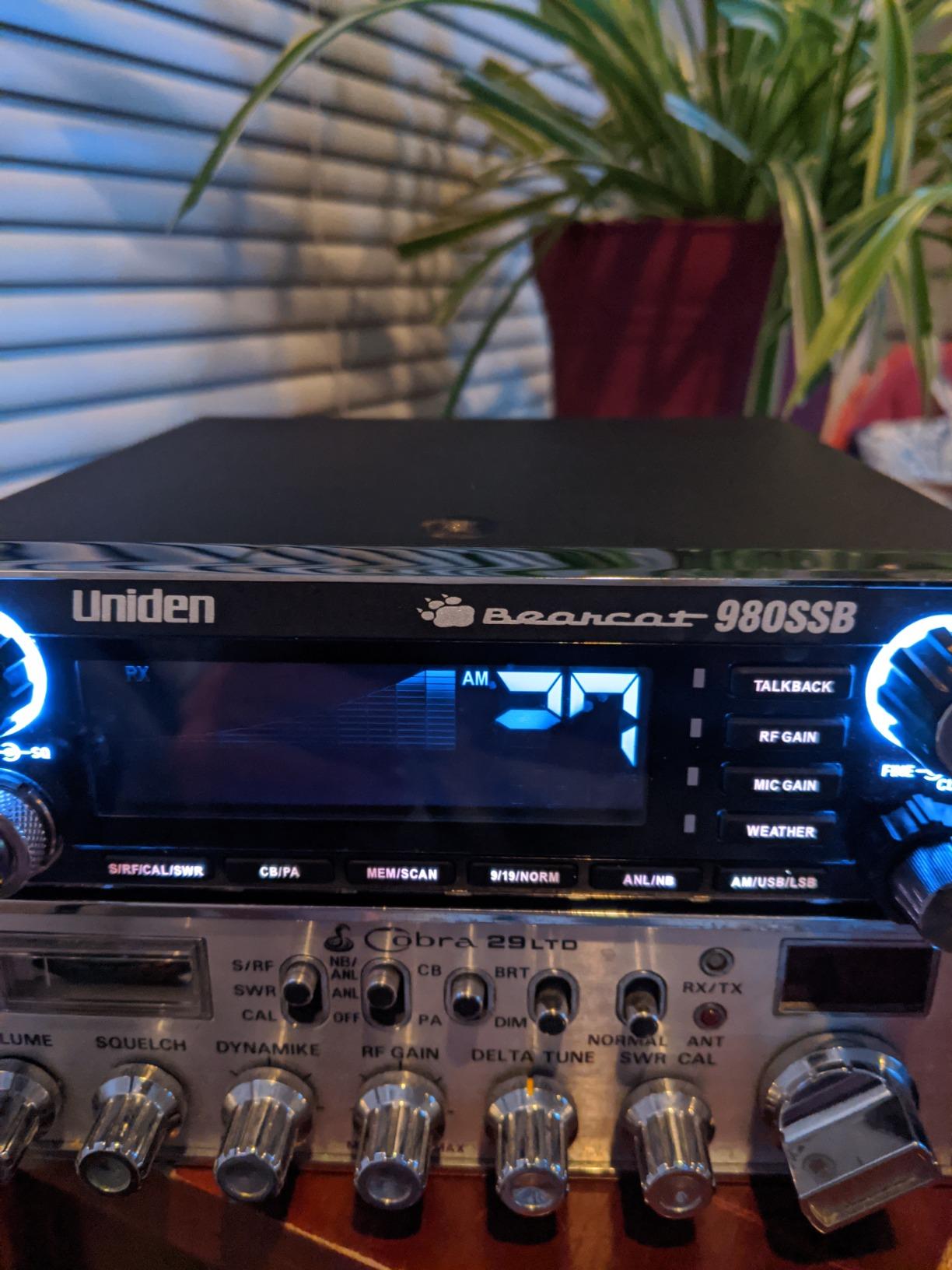 Uniden BEARTRACKER 885 Hybrid Full-Featured CB Radio + Digital TrunkTracking Police/Fire/Ambulance/DOT Scanner w/ BearTracker Warning System Alerts, 40-channel CB, 4-Watts power, 7-color display. customer photo 2