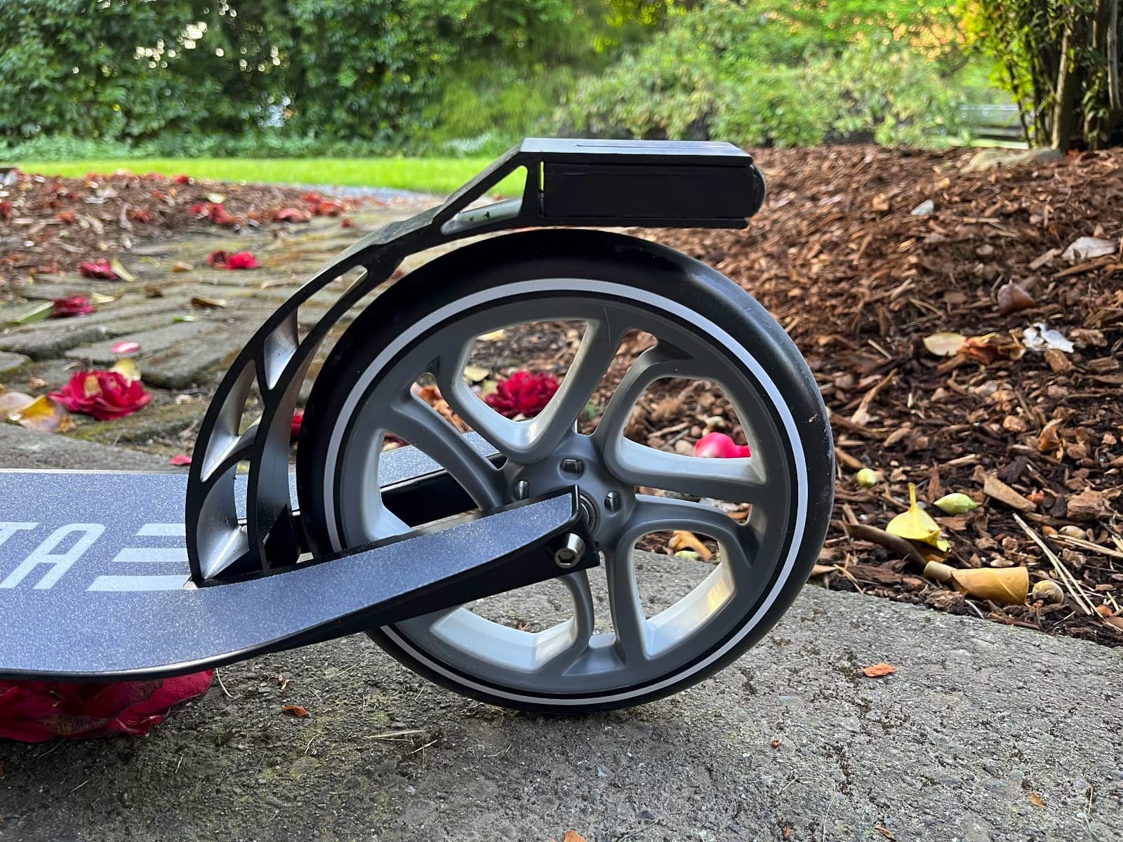 LaScoota Kick Scooter for Kids Ages 6+, Teens & Adults, Large 8