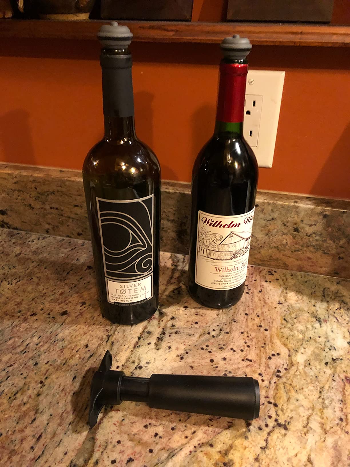 Vacu Vin Original Saver Wine Bottle Stopper - With 4 Vacuum Stoppers - Preserver Wine Stopper with Pump for Red or White Wine - Wine Accessories to Keep Wine Fresh - Airtight Seal Stoppers - Black customer photo 1