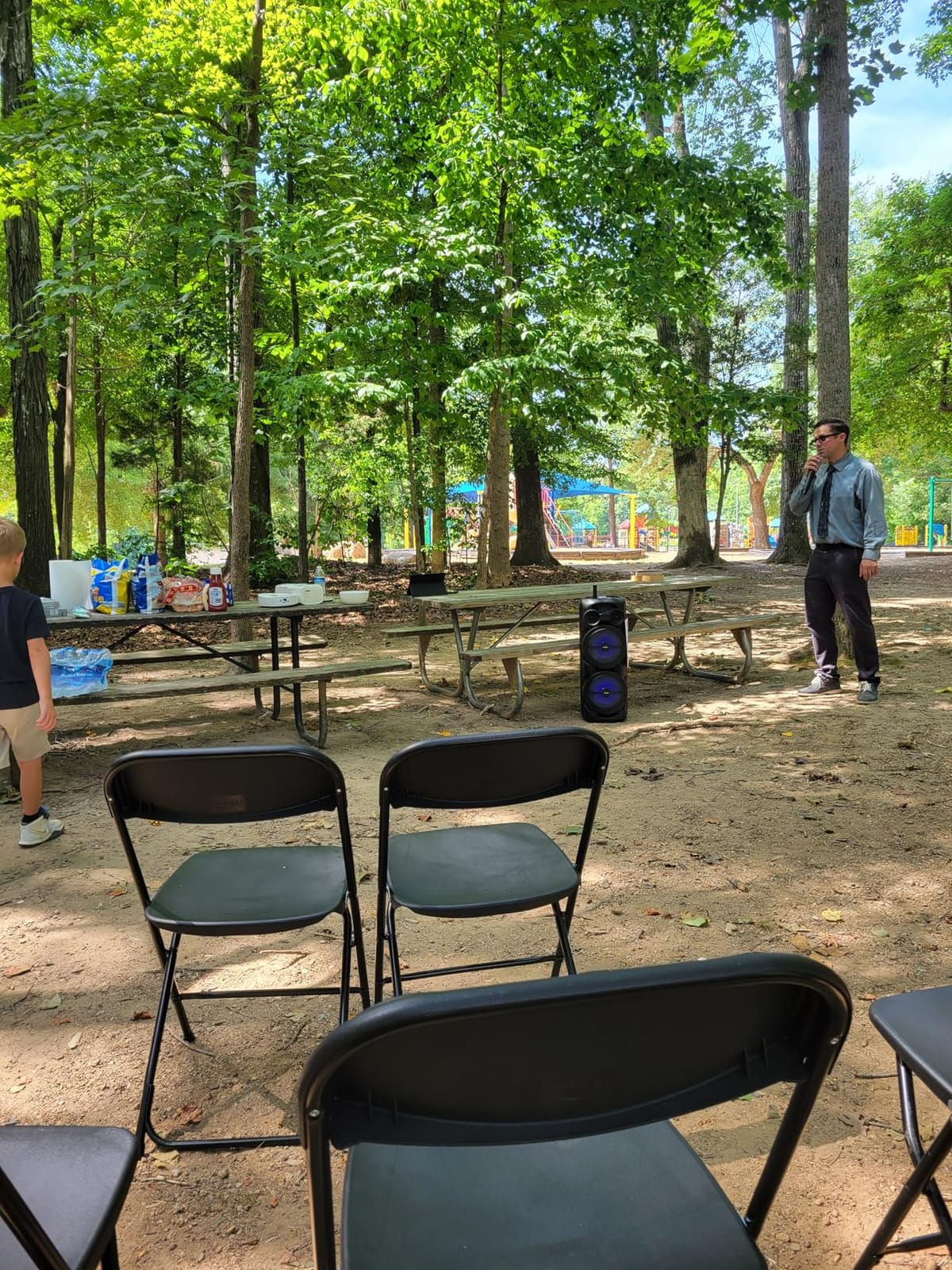 VINGLI 10 Pack White Plastic Folding Chair, Indoor Outdoor Portable Stackable Commercial Seat with Steel Frame 350lb. Capacity for Events Office Wedding Party Picnic Kitchen Dining customer photo 2