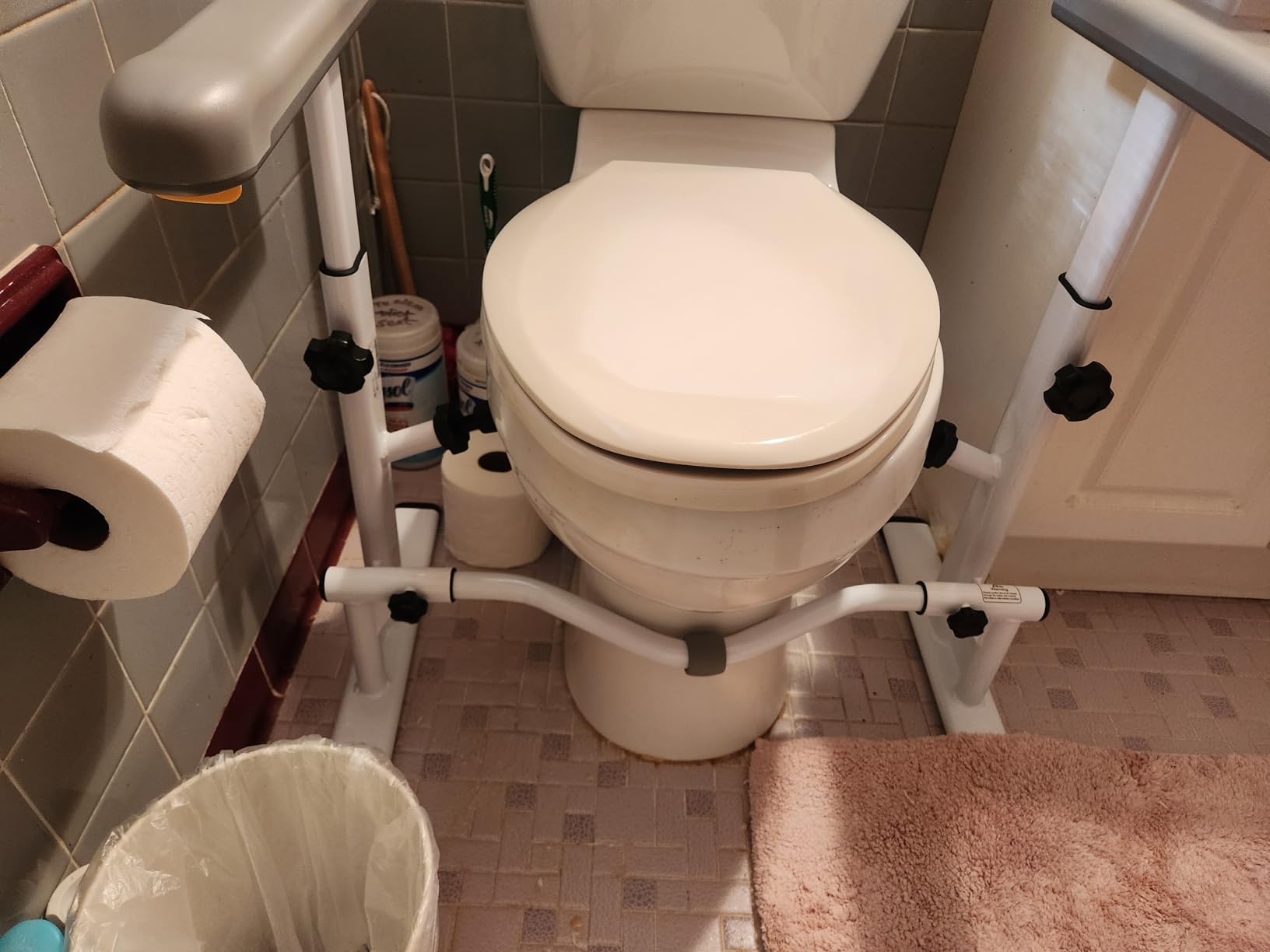 KMINA Toilet Safety Rails for Seniors, Adjustable Frame with Grab Bars, 6 Height Settings, Heavy Duty Steel, Lateral Suction Pads, White customer photo 1
