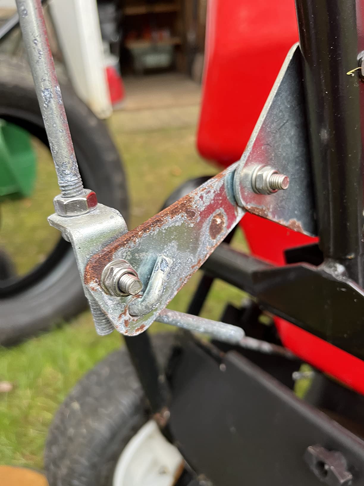 Buyers Products 3039632R Grounds Keeper All Season, Broadcast Walk Behind Push Spreader, 100lb Capacity, for Seed, Fertilizer, Winter Salt & Snow Melt, Included Grate & Cover With Enclosed Gearbox customer photo 1