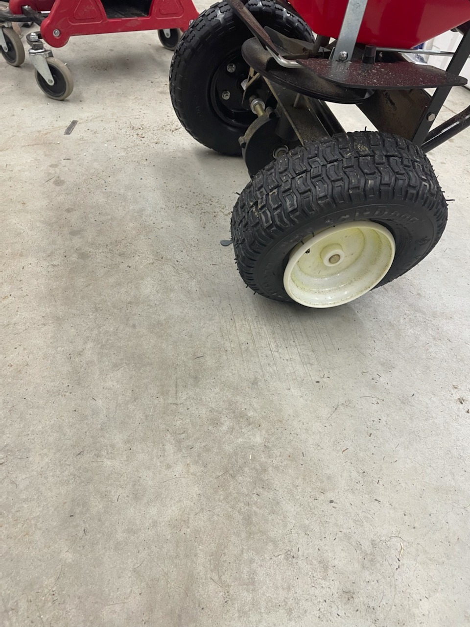 Buyers Products 3039632R Grounds Keeper All Season, Broadcast Walk Behind Push Spreader, 100lb Capacity, for Seed, Fertilizer, Winter Salt & Snow Melt, Included Grate & Cover With Enclosed Gearbox customer photo 2