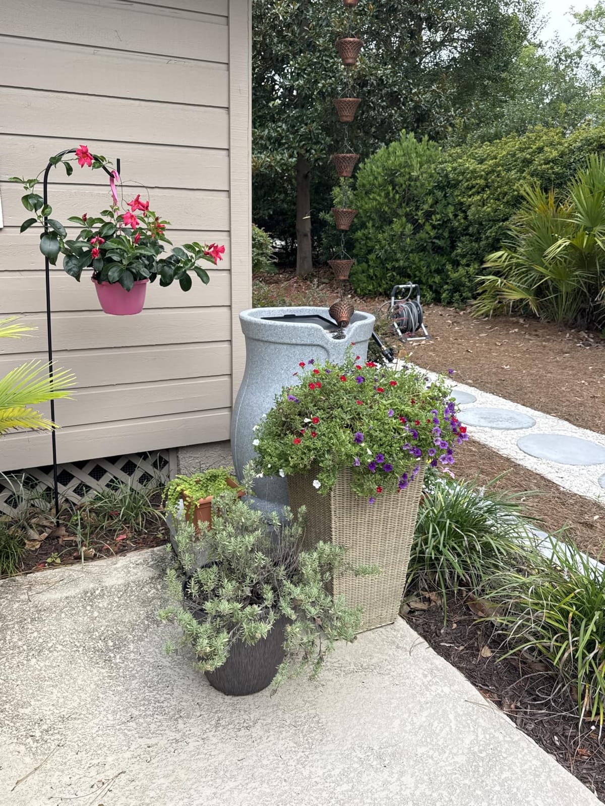 FCMP Outdoor Catalina 45 Gallon Rain Barrel, Light Granite customer photo 2