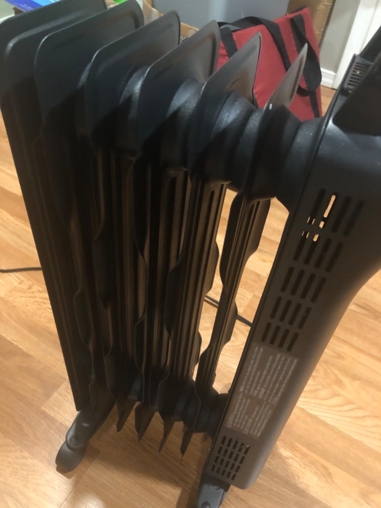 Amazon Basics Portable Oil Space Heater with Remote Control, 7 Oil-Filled Fins, Adjustable Thermostat, 3 Heat Settings, Tip-Over and Overheat Protection, ETL Safety Certificate, 1500W, Black customer photo 1