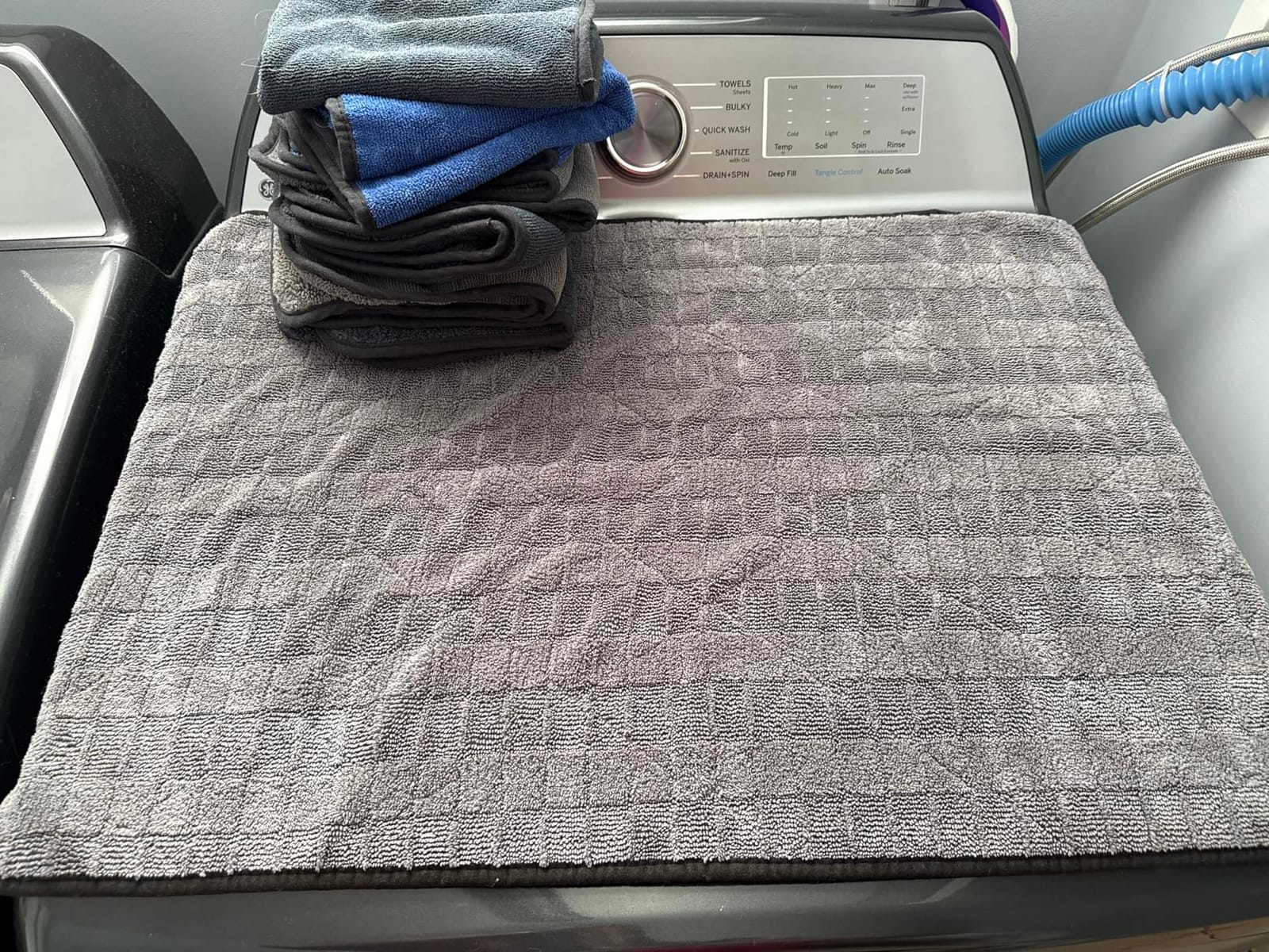 The Rag Company Gauntlet Car Drying Towel, Ultra-Absorbent 70/30 Blend Korean Microfiber, Dries Vehicles Faster Without Scratching, 900 GSM, 15x24 Inches, Ice Grey/Grey, 2-Pack customer photo 1