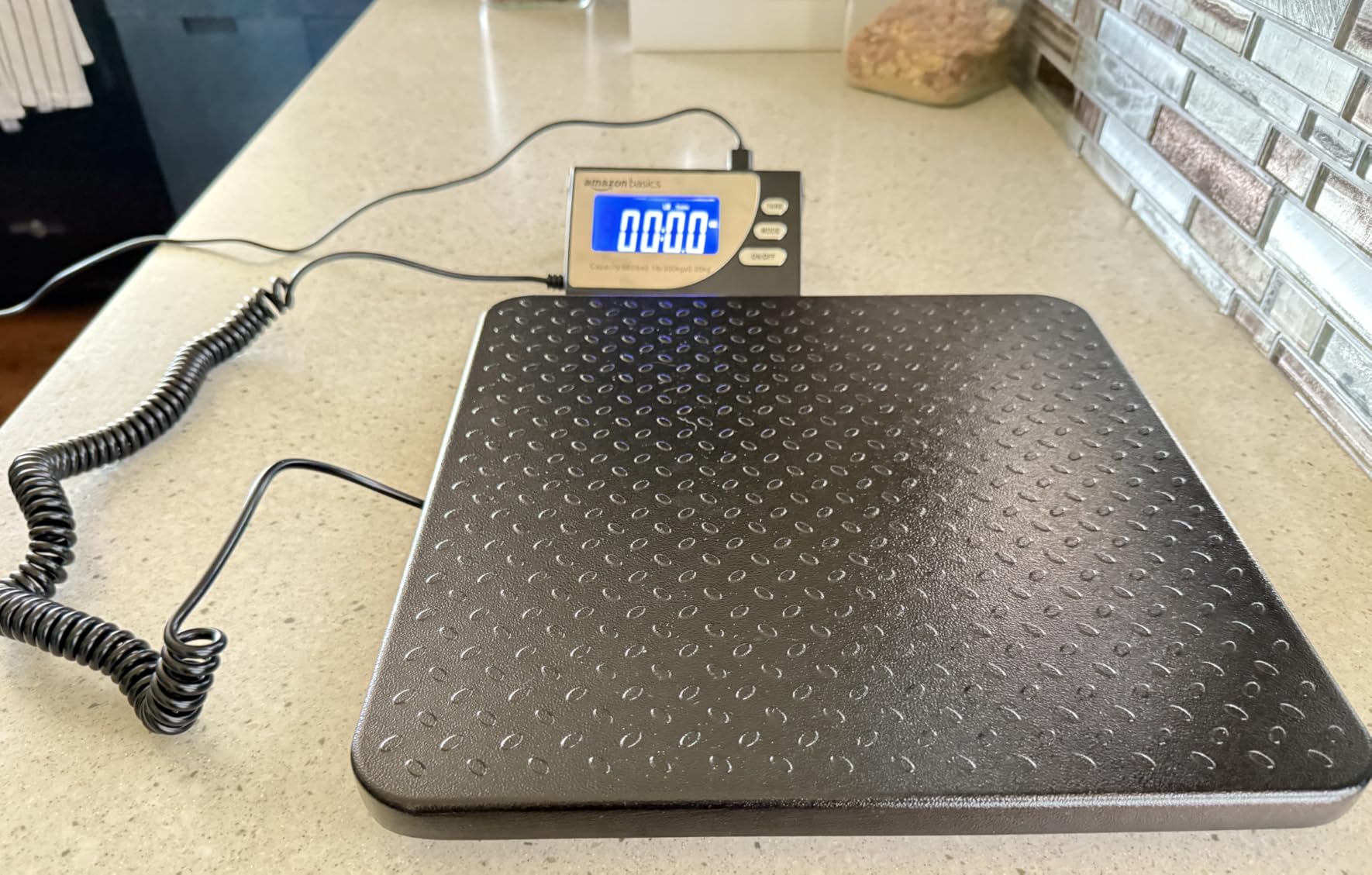 Amazon Basics Digital Shipping Postal Scale with Tare Function, Heavy Duty Weighing Platform, 660 lb Capacity, 1 Ounce Readability, Portable, Black customer photo 1