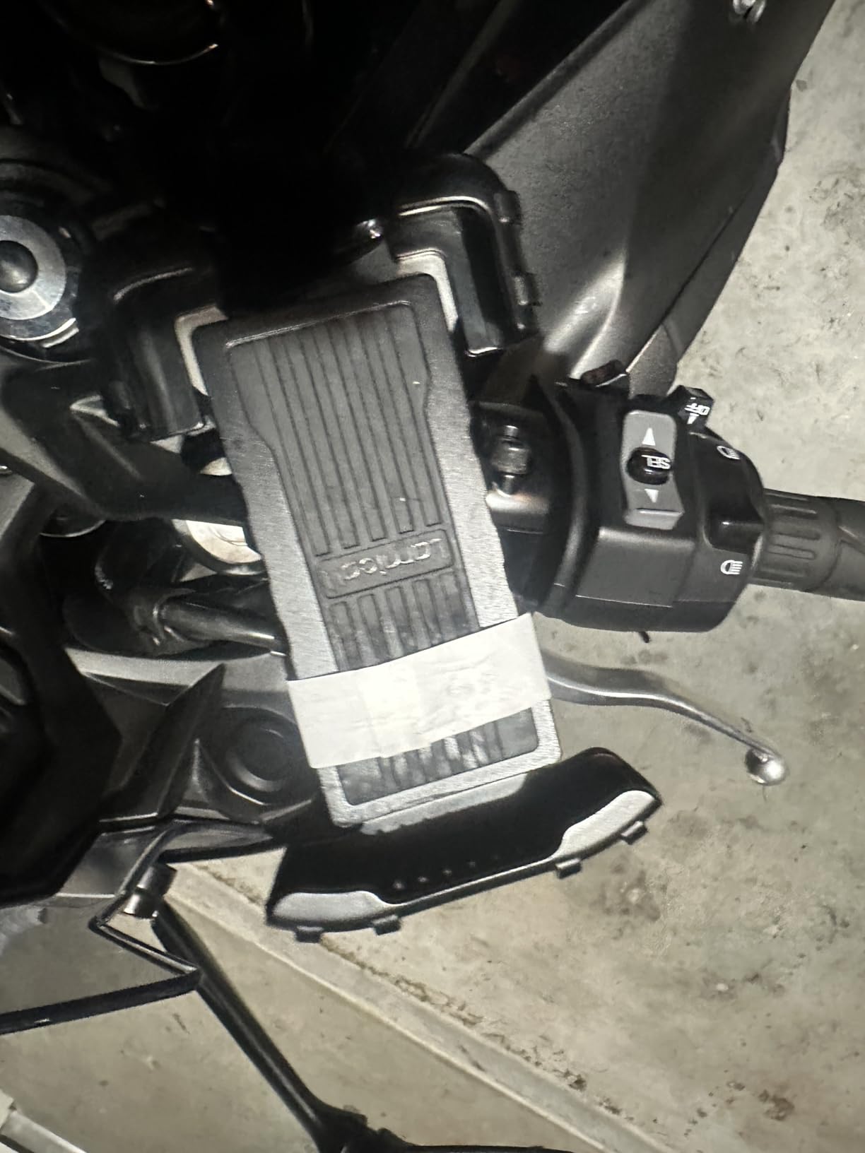 Bike Phone Holder Motorcycle Mount - One-Hand Operation, Lockable | 360 Degree Rotation Handlebar Clamp for 4.7-6.8 inch iPhone 17 Pro Max Air, Rubber Protect, Road Mountain Bike E-Bike Scooter Holder customer photo 1