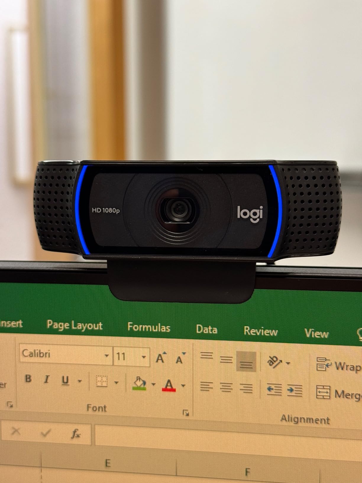 Logitech C920x HD Pro PC Webcam Full 1080p/30fps Video - Black | 30fps Video, Clear Audio, Light Correction, Works with Teams, Meet, Zoom, Nintendo Switch 2, Mac, Tablet customer photo 1