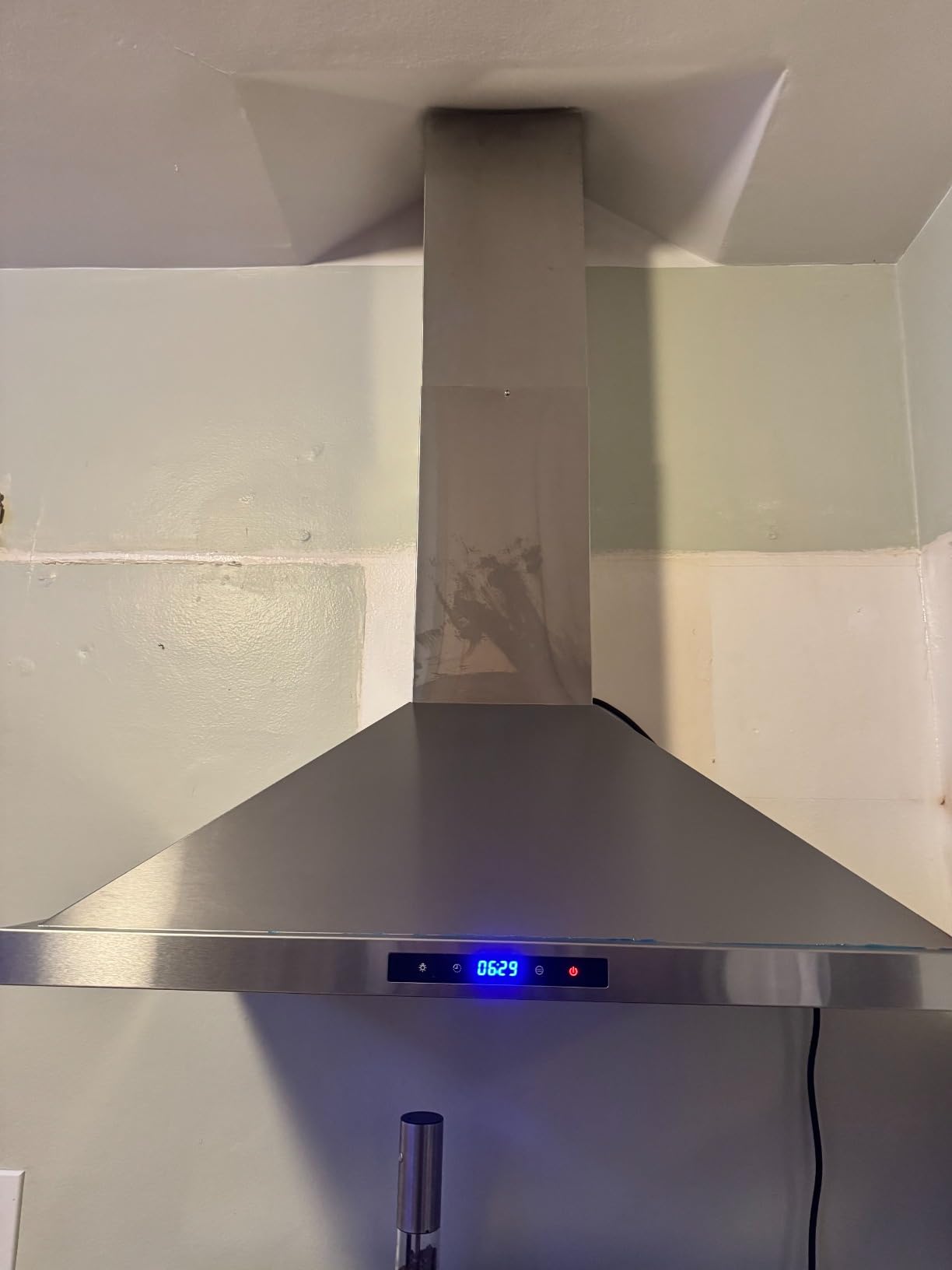 Wall Mount Range Hood 30 inch Kitchen Hood 700 CFM with Ducted/Ductless Convertible Duct, Touch Control, Permanent Filters, Stainless Steel, 3 Speed Exhaust Fan, LED Light customer photo 2