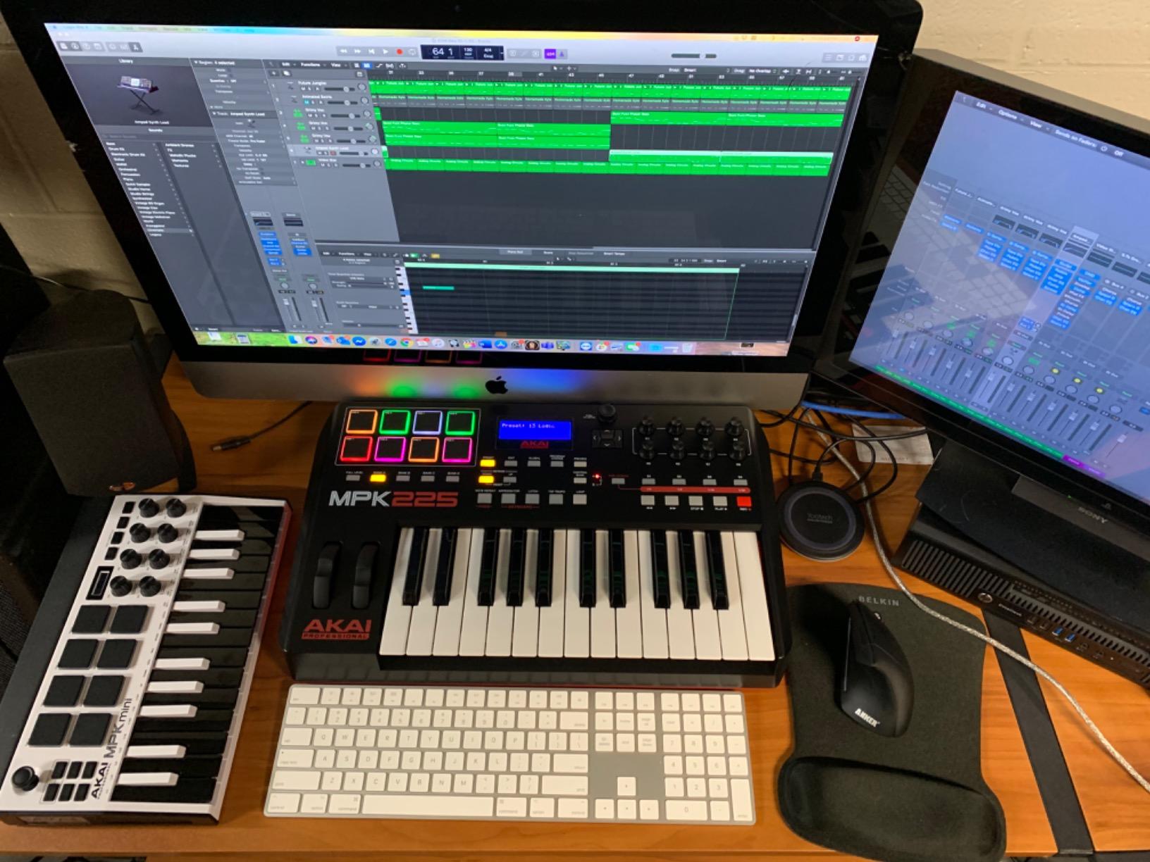 Akai Professional MPK Mini MK3 25-Key USB MIDI Keyboard Controller | Velocity-Sensitive Mini Keys, 8 MPC Pads, 8 Knobs, Software Suite Included, for Beat Makers, Music Producers and Home Studios customer photo 1
